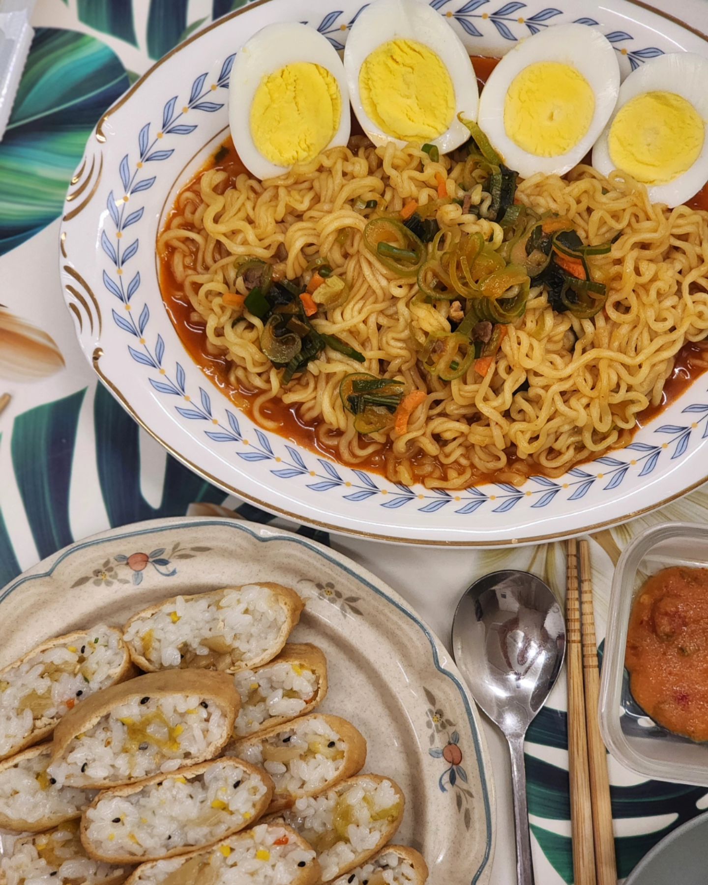 #저녁밥상 #유부초밥 #라볶이

아빠가 예전에 해줬던 라볶이가 먹고 싶어 따라했다
덤으로 유부초밥 만들고, 어제 남은 명란젓양념 얹어서 먹으니
완전 치트키..!
아빠의 손맛을 따라가진 못하지만 그래도 오빠랑 나랑
맛있게 그릇 싹싹 비웠다

그리고 오빠가 요거프레소 메리딸기 사줬다 헷♡