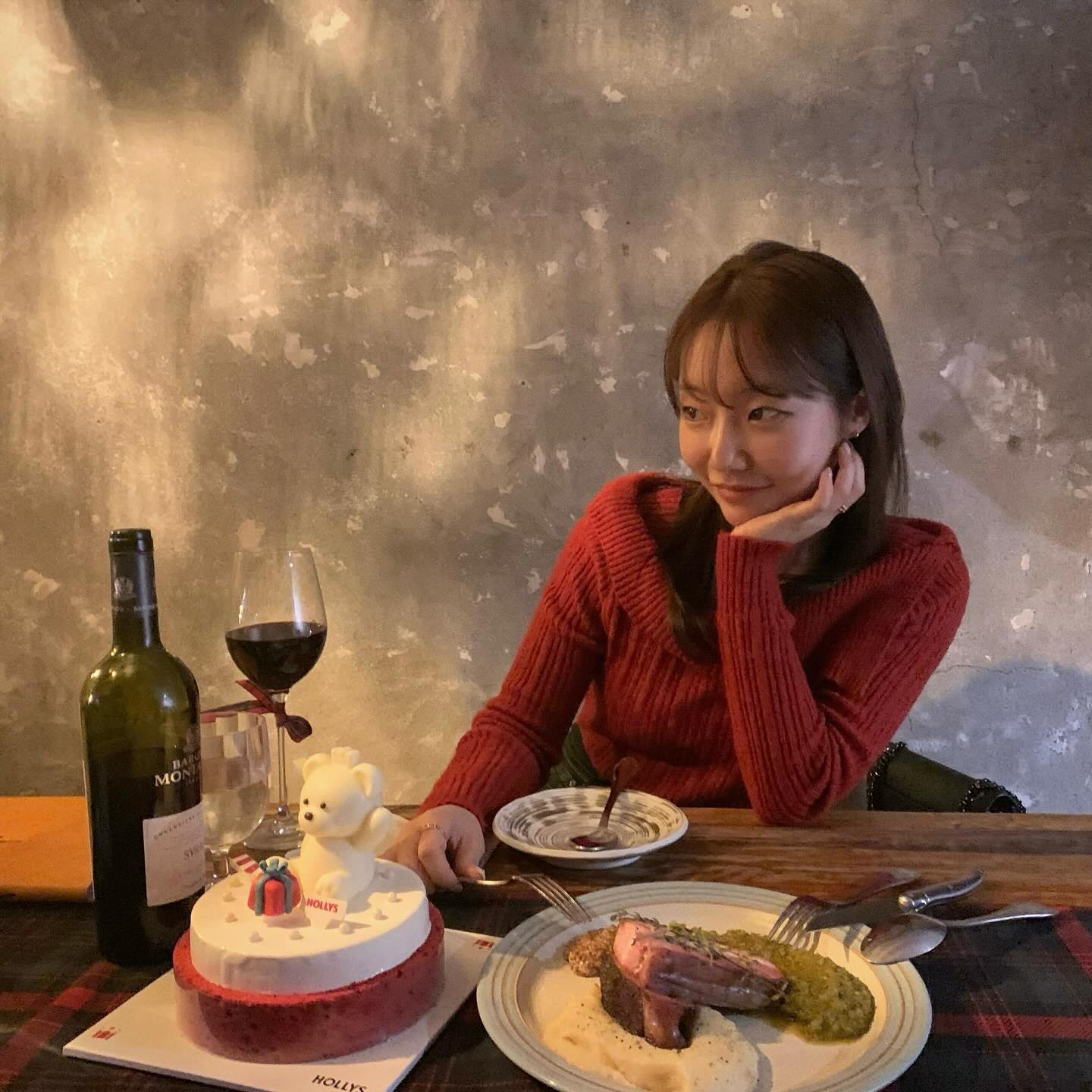 #크리스마스룩 #루돌프코룩
2023년 처음으로 빨간옷 입은날이 왔어요~~❣️

음식도 음악 인테리어 분위기 모든게 예빴던 와인바에서 , 
🎅🏻메리크리스마스🎅🏻