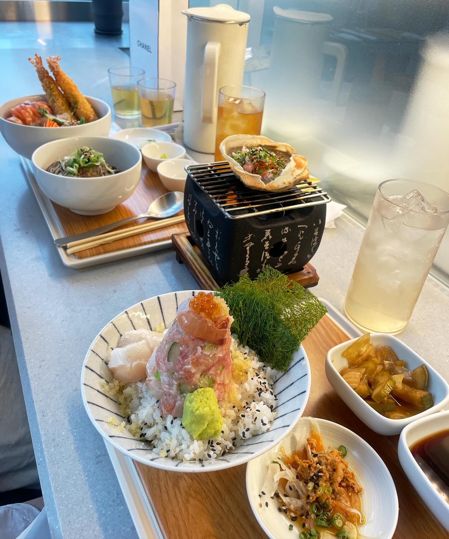 #서울숲맛집 #미쁘동서울숲
#미쁘동
먹는방법도 좋고 맛도 좋고
마지막에 육수 부어서 오차즈케처럼 먹는게 너무 취향저격
소스뿌린 밥에 참치 올리고 와사비 올려먹어도 너무 좋더라
#대게딱지장 +대게살 +연어알
생각보다 그저그럼
하필 나오자마자 불이 꺼졌는데 몇번 문의해도 다시 안켜준다고 하셔서 시무룩..
#토마토연어국수 +메밀국수
국수처럼 길게 자른 연어가 생각보다 먹을만 하다!
연어 안좋아하는데도 먹을만 하다!
무랑 유자머시기 소스랑 올려먹으면 생각보다 취향이여서 놀람
.
.
총평
기대안하고 갔는데 생각보다 괜찮아서 또 가보고 싶은 곳.!👀
#첫성수 #바지찢어짐주의🤦♂️