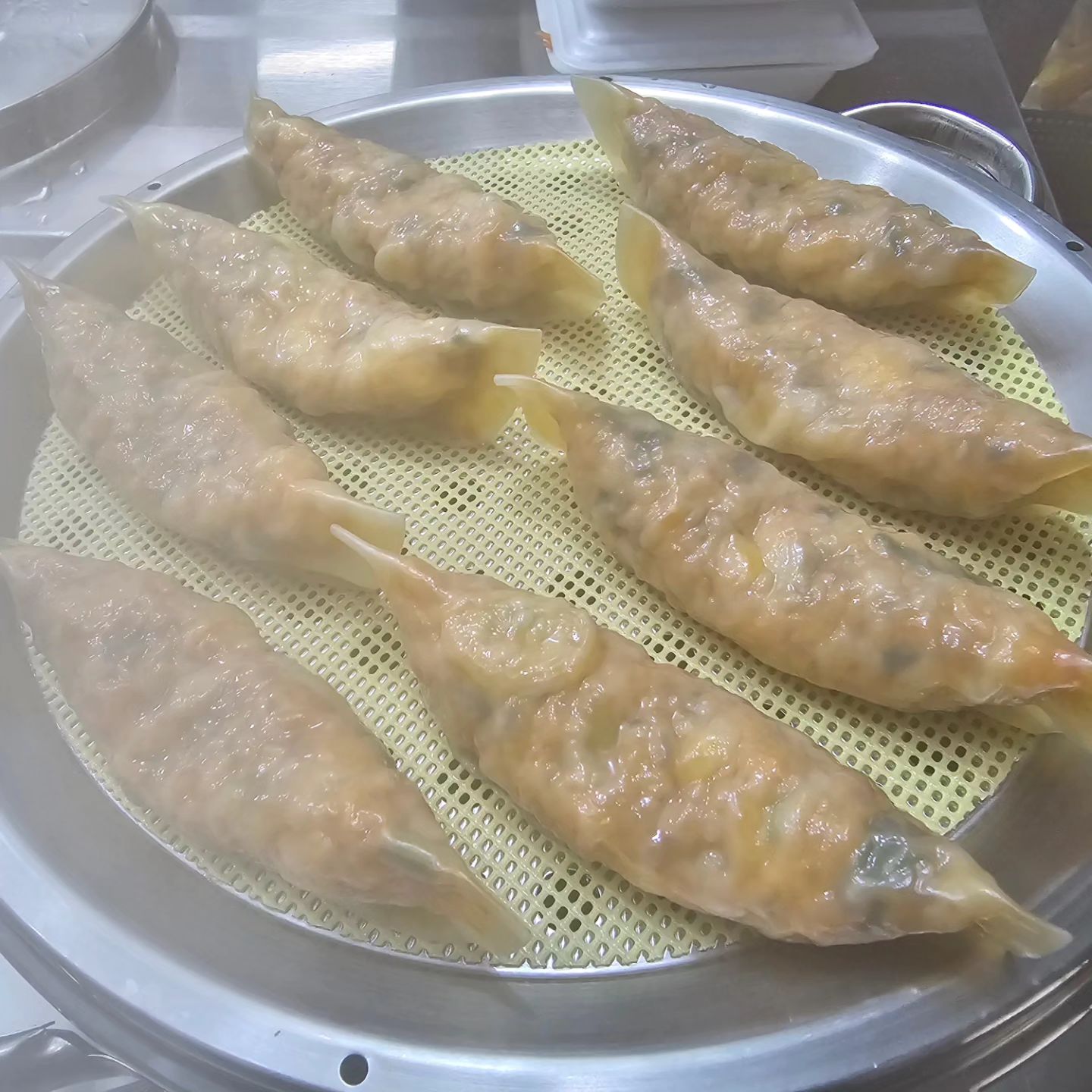 만두경력 43년
수제만두와 찐빵을
고집해온
한번 먹어보면 반하는
진만두가 진해점.

고기왕만두
김치왕만두
고기굴림만두
김치굴림만두
고기새우만두
김치새우만두
갈비만두
고기통만두
김치통만두
흑미찐빵
우유찐빵
흑미영양빵
웰빙영양빵

아주다양한
만두, 찐빵, 영양빵.

한번 먹어보면
반하는 수제만두전문점.
진만두가 ^^

#협찬
#진해만두맛집
#진해만두
#경화동만두집
#경화동만두
#창원만두
#진만두가진해점