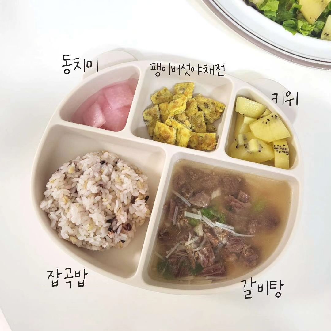 유누 유아식기록 :)

요즘 애기 반찬이나 국 끓이기 느므 귀찮아요...
물론 애기 밥뿐만은 아닙니다만....🤷‍♀️

그래도 어른들 밥이야 한그릇음식으로 간단히해서 자주 해먹지만
즈희집 아드님은 또 나름 까탈스러우신 분이라
눈치껏 대충(?) 차려주고는 있는데요 ㅋㅋㅋㅋㅋㅋ

그나마 최근에 해준 메뉴 중 새롭게 만들어 본것 중 
잘먹는 건 #아기짜장 이예요^^ #위드잇 아기짜장가루를 사서
애호박/양파+간소고기+야채볼 넣고 만들어줘봤는데
안먹을 줄 알았던 애가 의외로 잘 먹어서 신기했어요ㅋㅋㅋㅋ
(하지만 국수러버인데 우동면보다는 밥에 비벼 먹는걸 더 잘먹더라구요!
사진속 우동면은 결국 빼고 밥비벼 한그릇 다 먹었어요!
그래 중국집도 짜장면보다 짜장밥이 천원 더 비싸...잘해따..)

정말 매일매일이 뭘해먹이나 싶은 요즘,
생각해보니 어릴 적 우리 엄마는 그시절 밀키트도  배달도 없는데
우리 자매들 해먹이느라 정말 애쓰셨다는 싶은 생각이 문뜩 들더라고요^^
아직도 엄마의 자식키우는 마음을 알려면 멀었다...☺️

무튼 그런 의미로(?) 오늘은 한양으로 일도 하고 왔고 피곤하니까
배달하는 것으로 해요.....

# 뭐 그렇게
# 대충 피드 마무리

#유아식기록_윤우