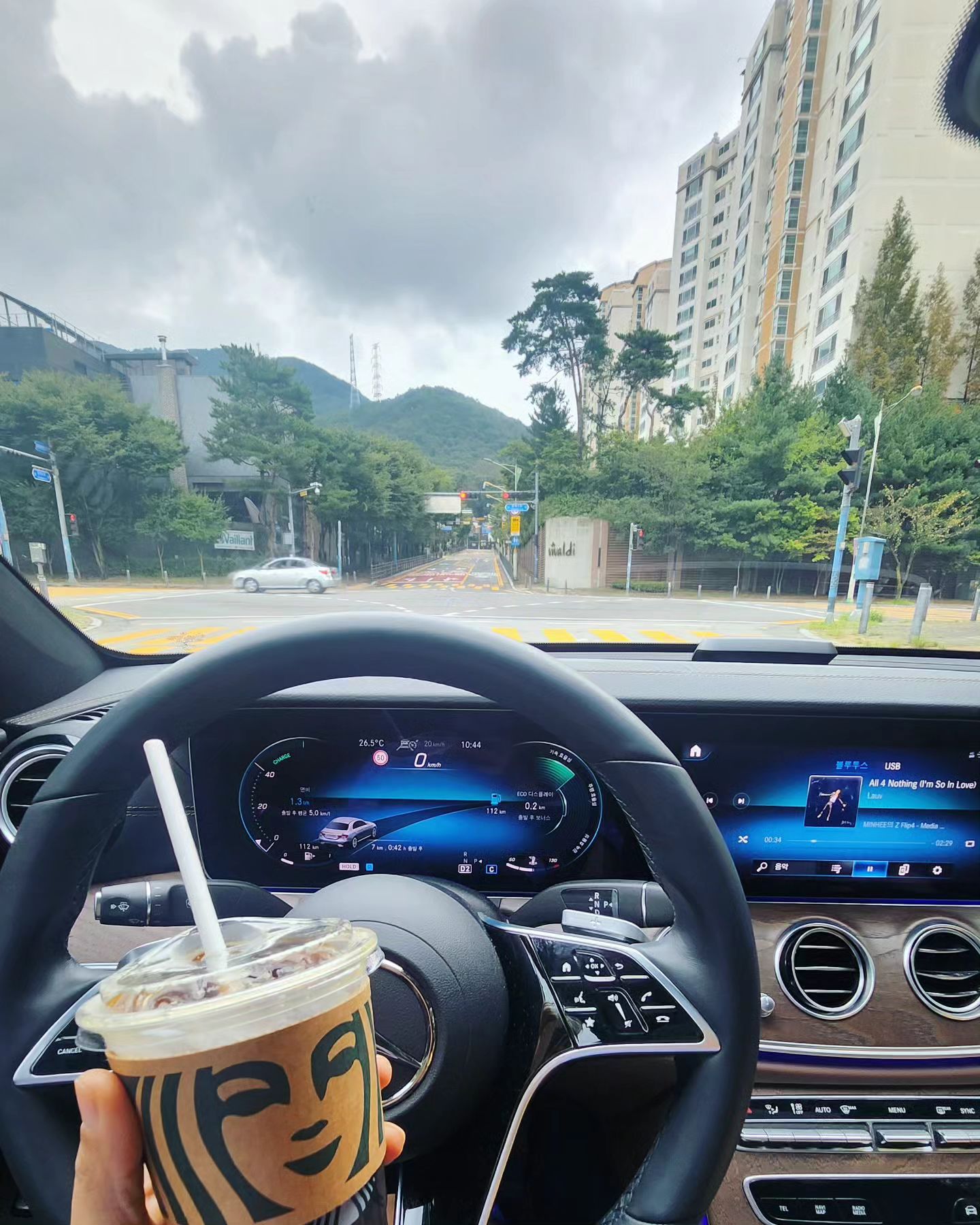 .
비오고 흐린날은 
드라이브쓰루쓰루지🚘🥤
날씨가 사춘기다☁️🌦🌞
.
나는 신문물이 좋다~
인생이 참 쾌적해진다😆😆
뭐 꼰대 된장 다 갖다붙여도 좋다잉
근데 나는 구닥다리라서 
스포츠모드는 못하는 쫄보🤣
.
#신문물덕후 #쫄보 #드라이브스루
#설문조사하고받은쿠폰 #늦은일상기록