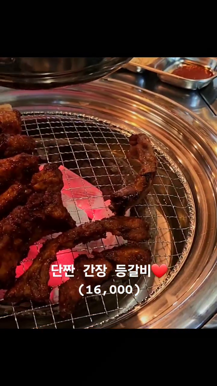 🍖 한양대 먹자골목 씹고 뜯고 맛보고 즐기는 등갈비 맛집!! 껍데기는 추가 주문 필수😆

#등대집 [왕십리/행당동] #협찬

🍖 양념/간장쪽갈비(16,000)
 불호가 있을 수 없는 맛이다. 단짠단짠 간장 쪽갈비와, 고추장베이스의 살짝꿍 매콤한 양념쪽갈비는 모두가 좋아할 맛..😍거기에 숯불향까지 입혀지니 맛은 말모..😉국내산이 아닌 프랑스산이긴 하지만 고기의 잡내는 당연히 없고, 양이 음청 많다!! 초벌되어 나오기 때문에 거의 바로 익어 잡고 뜯기만 하면 된다. 고기마다 칼집이 나 있어 잡고 뜯어 먹기 편한 배려심은 덤..💖 
 
🍖 쫄면 순두부와 껍데기가 기본 서비스로 나온다. 칼칼한 맛의 순찌는 꽤 자극적인 맛이라 술에 곁들이기 안성맞춤이고, 쫄면에는 순두부 양념이 넘모 잘 스며들어 존맛..😃 사실 순찌보다는 요 껍데기가 진짜 맛있는데, 맛보기로 주시는데, 이건 추가 주문할 수 밖에 없는 맛..😋 그래서 추가 주문을 했따 낄낄😜

🍖 껍데기(4,000)
 진짜 쪼오오오오온득하다. 계쏙 익히면 바삭쫀득해지는 껍데기보다는, 계속 익혀도 쫀득한 껍데기다. 오래 익혀야 더 쫀득한데, 기다릴 수가 없다. 얼추 익은것 같으면 바로 콩가루 찍어서 입속에 쏙..💕 그리고 술한잔 하면 크으..❤️

🍖 김치말이국수(4,000)
 자극적인 김치말이 국수를 원한다면 이건 패스하자!! 첨에 그맛 상상하고 먹었다가 읭? 했는데 갈수록 묘하게 매력을 느끼는 맛이다. 살짝은 심심한것 같은 멸치육수에 깔끔한 김치맛이 더해져 첨엔 읭? 했다가 어느새 비워져 있는 그릇을 볼 수 이뜸.. ㅎㅎㅎ

🍖 위치가 일단 너무 좋다. 한양대 먹자골목 중심에 있어 발견하기도 쉽고 사람도 많고!! 날 좋은 날 다 오픈되어 있어 냄새에 이끌려 갈 수 밖에 없는 곳 희힇💚 이제 곧 셤기간 끗.. 한양대 학생들 달려가세여..😘😘
.
.
▫ 등대집
▫ 서울 성동구 행당동 1-85
▫ 매일 16-2
.
.
#등대집행당점 #등갈비 #왕십리맛집 #행당동맛집 #왕십리역맛집