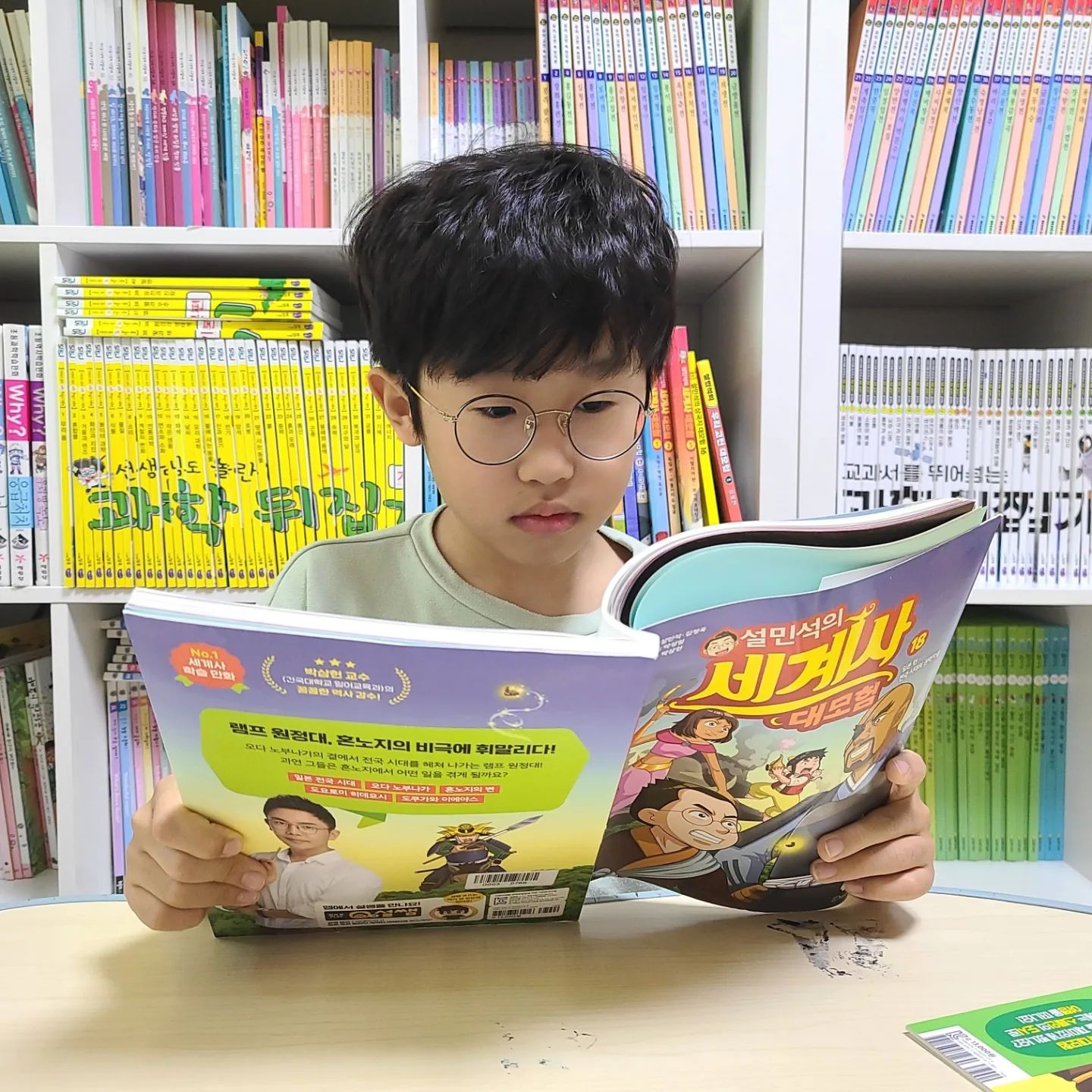 #협찬 이지만 진심을 담아 쓴 서평입니다.

설민석의 세계사대모험 20

스페인의 첫 번째 여왕 이사벨을 만나러 떠나요!

낯설고 복잡하고 어렵다는 세계사도 설쌤과 함께 하면 다르죠!

아이들이 꼭 알아야할 세계사의 주요 장면을 생생하게 경험하고, 다양한 인물을 만나보면서 
세계사의 배경지식을 탄탄하게 쌓아볼수 있는 설민석의 세계사대모험

흥미진진한 세계사의 현장으로 우리 함께 시간 여행을 떠나볼까요!

3월30일(토) 오전 7시30분 SBS에서 첫방송 예정인 한국사 대모험 애니메이션도 놓치지 마세요!

#설민석#설쌤#학습만화#초등학습만화#만화학습지#세계사#세계역사#스페인역사#세계사만화#이사벨여왕#신항로개척#아메리카대륙#초등베스트셀러#어린이추천도서