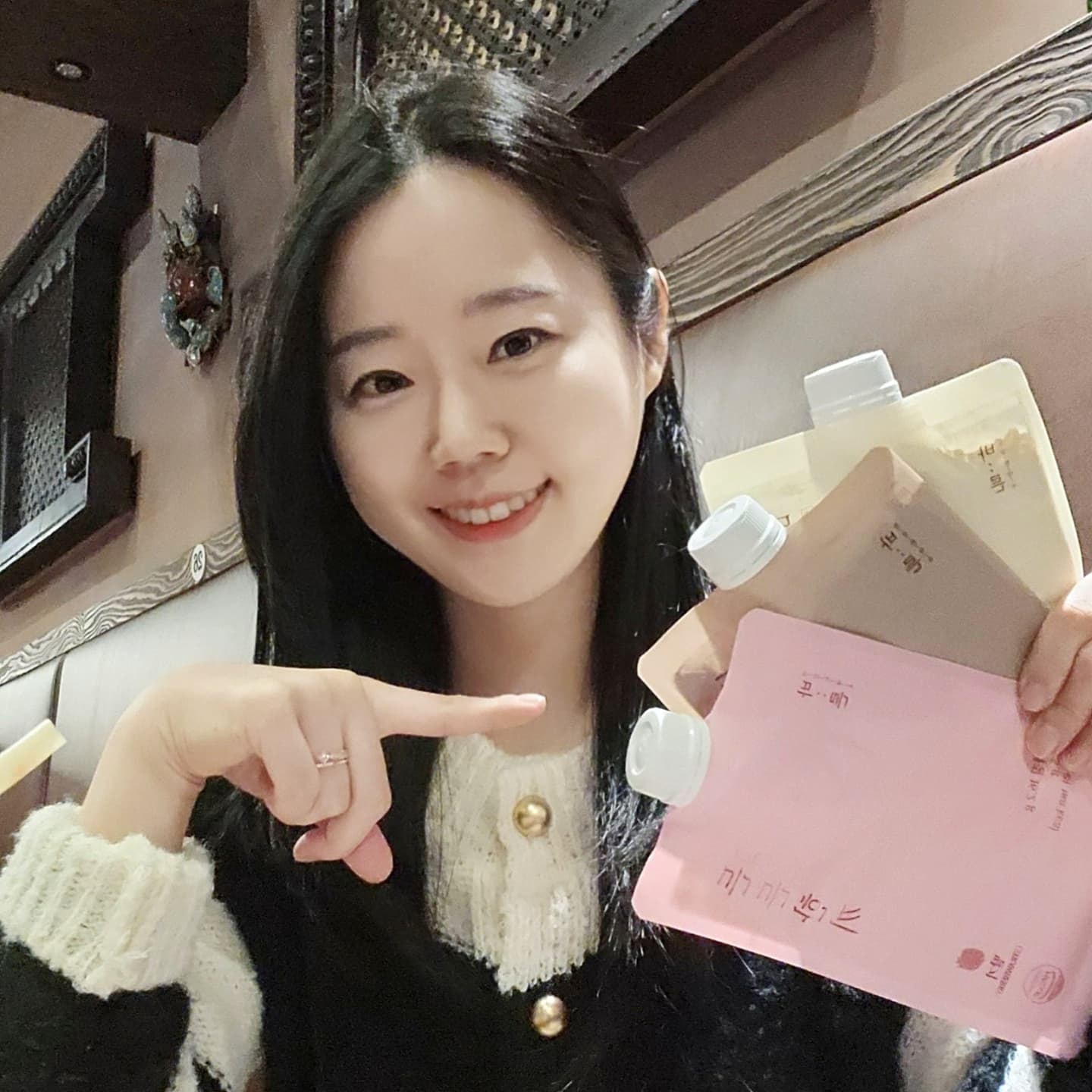 ✅️ 단백질쉐이크 4차 공구 오픈 (이벤트✨️)
벌써 4차 공구예요🥹🫶 

많은 분들의 사랑을 받은 만큼,
이번에도 본사에서 이벤트 지원해주셨어요❤️
추가로 개인적으로 커피 쿠폰을 준비해봤습니다!
이벤트 내용은 하단에서 자세히 적을게요✔️
⏰️12/04(수) 0시 오픈!! 06(금) 자정 마감! 

맛 종류⁉️
딸기맛, 초코맛, 곡물맛(미숫가루) 3종이예요!

🍓딸기맛? 우유에 타마시면 완전히
상큼달콤 딸기우유맛에다가
안에 동결건조 딸기가 씹혀서 더욱 맛있고
물에 타마셔도 인위적인 맛이 없어요!
제일 달달~해요❤️ 

🍫초코맛? 초코맛이 진하고 달달한데다
안에 그래놀라가 들어있어 씹는 맛이 좋고
당 충전 제대로예요🤎

🌾곡물맛? 적당한 당도에 담백한 미숫가루
맛이고 안에는 그래놀라가 있어서 포만감이
좋아요🧡

제 원픽은 곡물맛이긴 한데
요즘은 딸기랑 초코가 더 손이 많이 가더라구요!
3종류 다 비축해놓고 하나씩 돌아가면서 먹으면
안질리고 오래 먹어요😉✌️ 

단백질이 16g에서 22g까지 함유된
고단백 쉐이크이고 당류는 2g에서 4g대~
칼로리는 180kcal대로 상당히 낮아요!! 

아침대용이나 야식 대신 먹기 좋고
운동후 마셔줘도 좋습니당😆
저는 당 떨어졌을 때도 한번씩 마셔줘요! 

19종 유산균까지 함유되어 있어
소화도 잘되고 무엇보다 맛있다는 거!
엄선된 부원료로 건강까지 챙길 수 있답니당👍 

단백질 특유의 비린 맛도 없구요~
🥛 우유에 타마셔도 넘 맛나용🥰🥰 

든든한끼 단백질 쉐이크~
더 많이 구매할수록 할인률이 커지니까
맛별로 구매하실 수 있는 3+1을 추천드리지만
일단 1박스 먼저 먹어보고 3일차에 재차
주문하시거나 5차 공구때 쟁이는 것도 추천❕️
(근데 5차 공구는 또 한참뒤에 하긴 해요...)

💵  가격 구성 💲
1박스 = 40,000원 -> 20,900원 (3천원꼴)
2박스 = 80,000원 -> 38,900원 (2,700원)
3+1박스 = 160,000원 -> 69,900원 (2,500원)
6+3박스 = 360,000원 -> 150,000원 (2,300원) 

3박스 구매시 1박스 덤🎁
6박스 구매시 무려 3박스 덤🎁🎁🎁

🟡 더 풍성해진 [ 이벤트 안내 ]
1. 구매자 랜덤 키트(3포) - 5명
2. 9구성 주문 시 키트(3포) - 10명 
***초코1,곡물1,딸기1 낱개 들어있는 키트
3. 스타벅스 1만원대 커피 쿠폰 :
    최초 구매자(1), 최다 구매자(2) - 3명
   (당첨되시면 hyedy518@gmail.com 메일) 

🟡 구매 방법 :
아래 링크 클릭 or 프로필 링크 클릭
https://bit.ly/4dJPjeM

#단백질쉐이크공구 #단백질쉐이크추천 #다이어트공구 #다이어트식단 #공구중 #공구