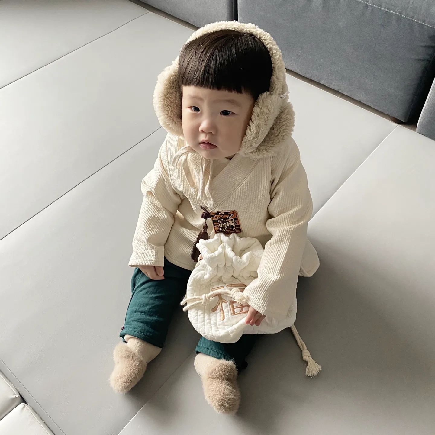 설날, 새해 복 많이 받으세요 🙇‍♀️🙇‍♂️

#생후433일 #흰소띠아가 #설날 #설빔 #새해복많이받으세요 #성오의기록