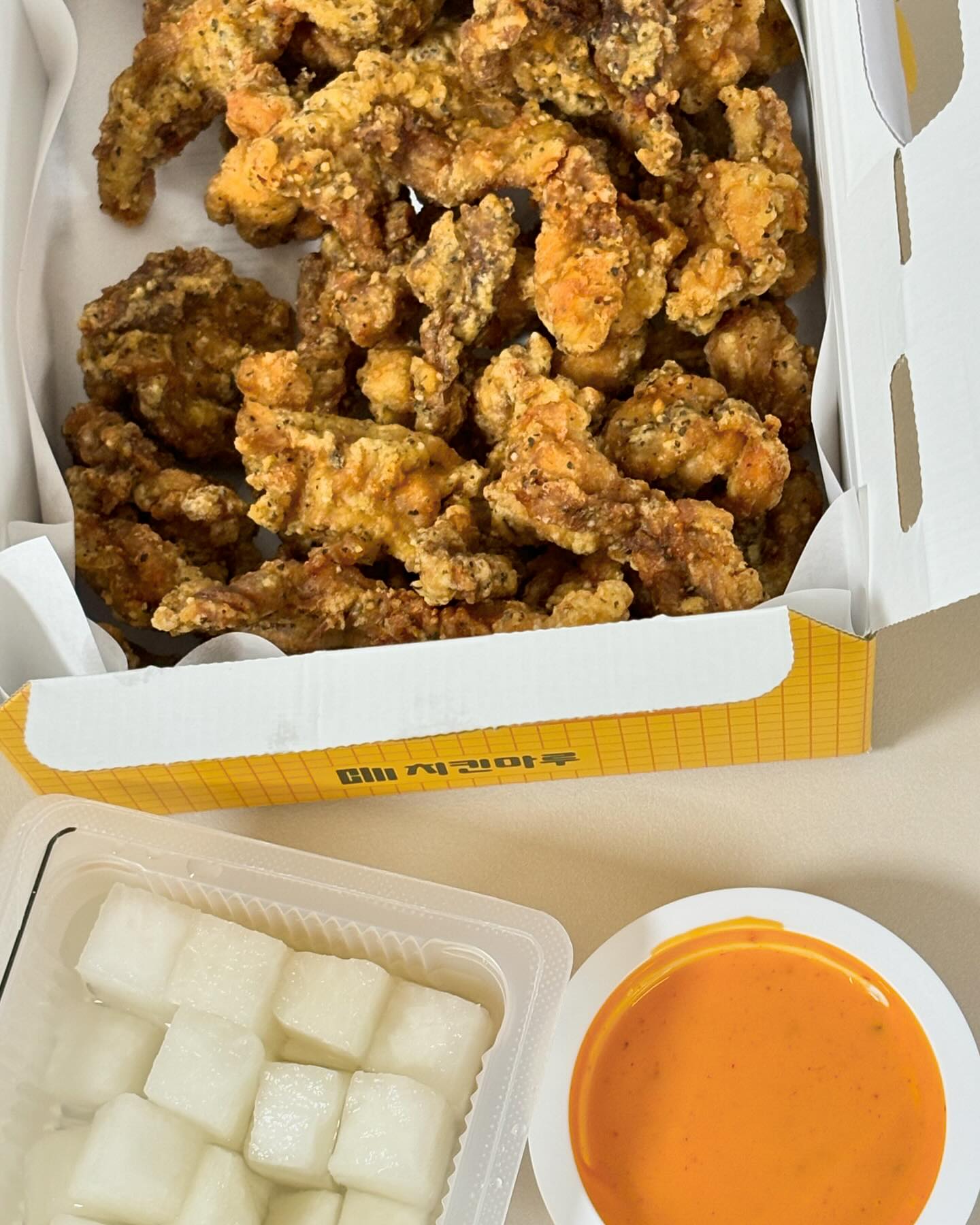 ‘치킨마루’ 목살치킨협찬🍗

닭 목살로 쫄깃하게 만들어낸 고소 짭짤치킨 신메뉴!!
“목살로망 페퍼콕콕“

역시 신메뉴는 먹어 보는 재미가 있는 것 같은데
처음 먹어보는 느낌이랄까? 

할라마요랑 페퍼콕콕 2가지 맛이 있는데
나는 후추를 좋아해서 페퍼 콕콕으로 골랐다

요즘 배달비도 너무 비싼데
방문 포장 시 4000원 할인에
하루에 서른마리 정도만 한정으로 먹을수 있다니🐤🐔

퇴근 후 맛나게 탄산수랑 치킨 먹은날!
짭조름해서 맥주도 당겼다🍻

치킨마루 구로역점
서울 구로구 새말로6길 12

친절하셔서 더욱 좋았다🐻‍❄️🤍

#구로치킨맛집 #구로역치킨 #목살치킨 #목살로망 #후추치킨 #치킨마루구로역점 #치킨스타그램 #치킨신메뉴