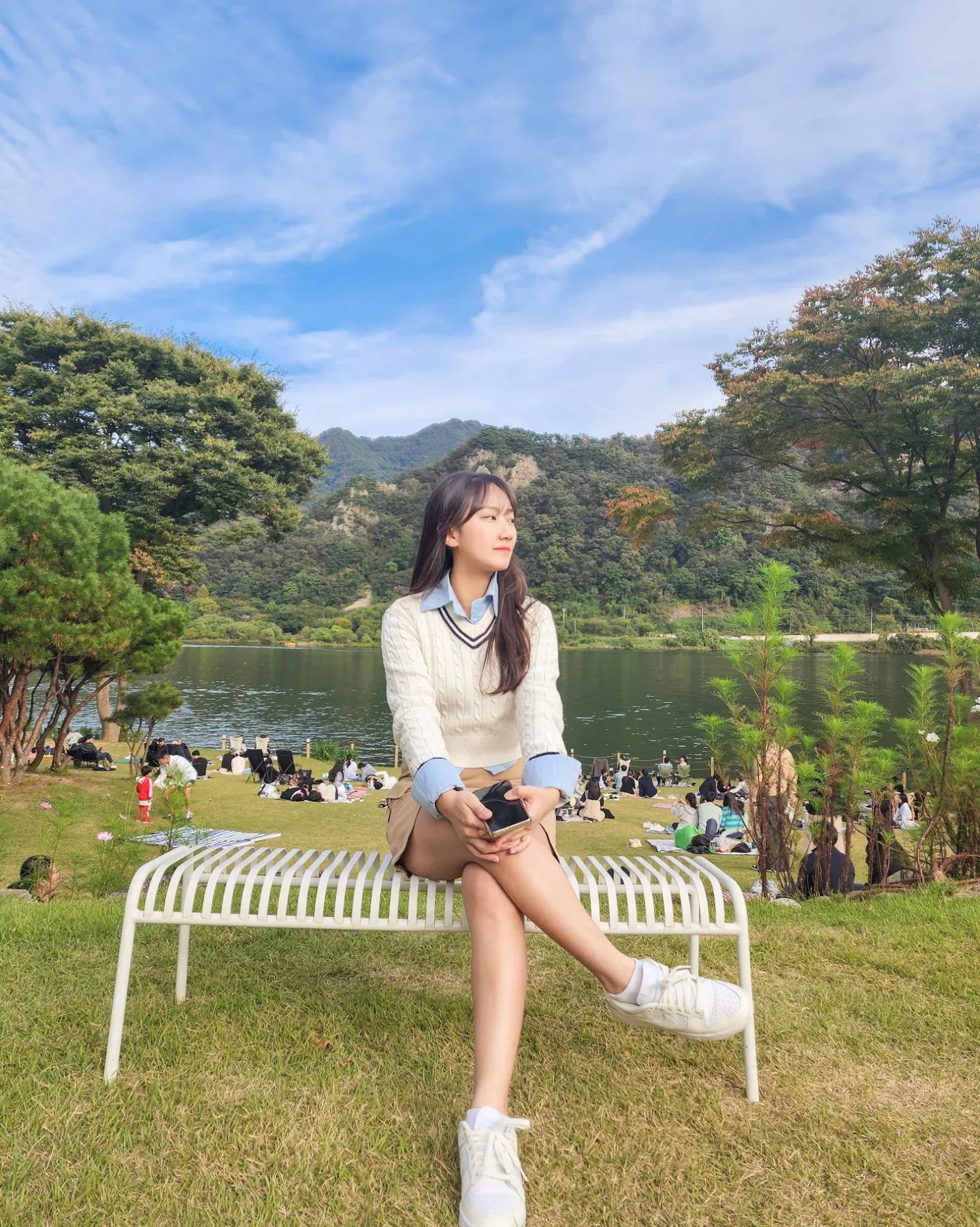 단풍 시즌 꼭 방문해야할 #남양주카페 !
남양주 북한강뷰 피크닉 카페 브리끄🌿

돗자리와 캠핑의자를 챙겨가면
잔디밭에서 북한강뷰를 즐기며
피크닉도 즐길 수 있어요🙌

규모가 큰 대형 베이커리 카페로
다양한 크림의 아인슈페너와
크로아상 + 도넛 조합의 크로넛까지🥐

#브리끄 brique__cafe
📍경기 남양주시 화도읍 북한강로 1696-2
⏰️ 매일 10:00 - 22:00
🚗 주차가능