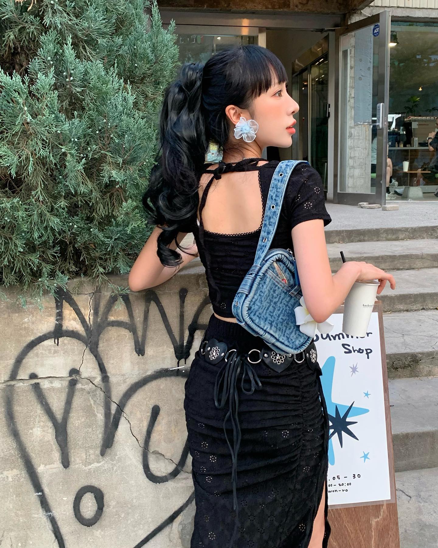 블랙기피증 환자 간만에 올블랙 입고 한남동 다녀와꺼덩요🖤
간만에 간 앤트러 너무 좋구~🌿🌱☘️나름 얼굴이 환해보이더라구요..?👧🏻내사랑 레이스 블랙 셋업은 love.liacity ❤️‍🔥
#한남동#한남동카페
