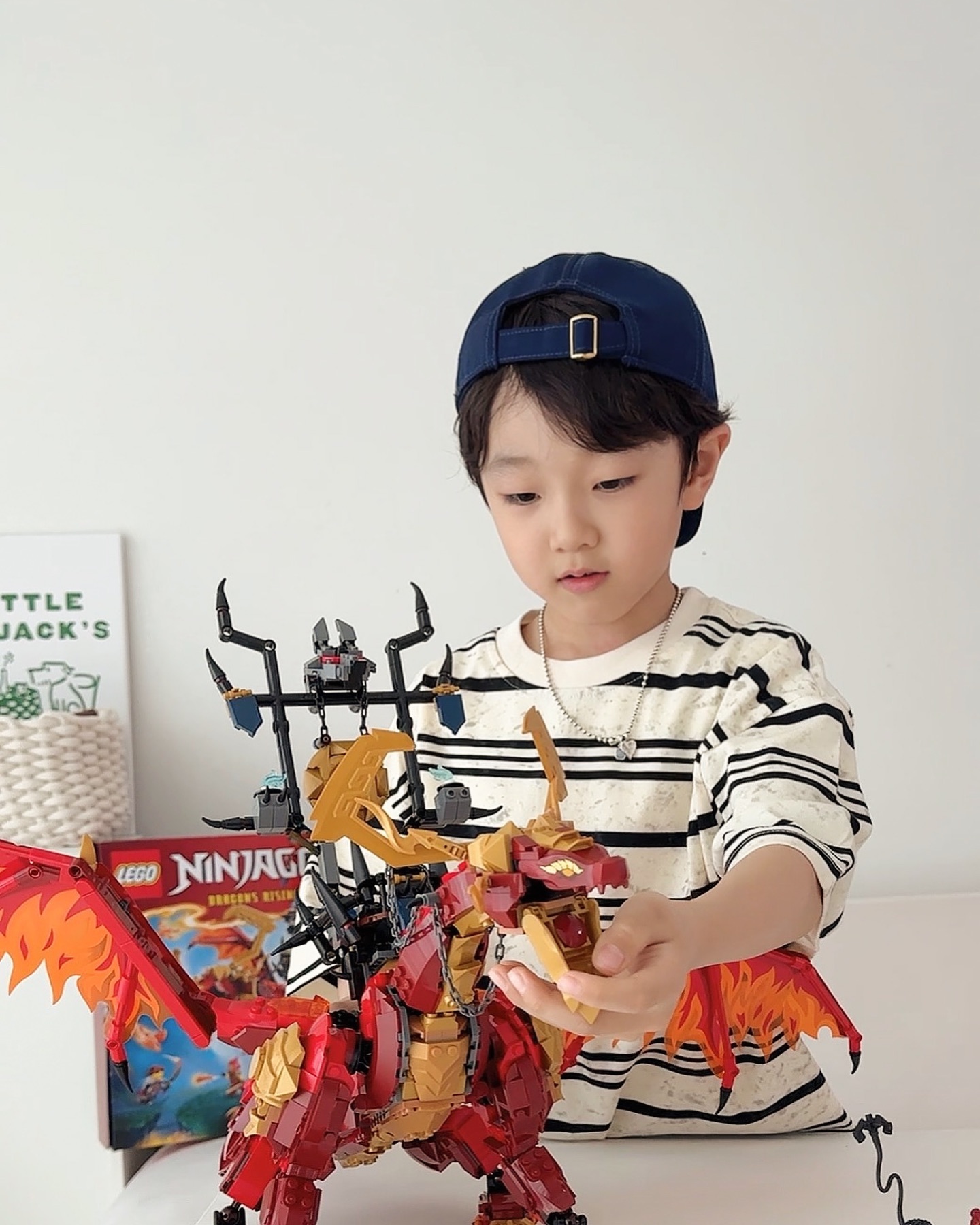 #광고 #레고코리아

- 레고코리아에서 제품을 지원받아 제작된 콘텐츠입니다 

legokorea_official 

광고 #레고코리아

지난 주말도 
레고와 함께 일찍눈뜬 아침 🤭

6월신제품을
미리 만나보았는데요 !

• 17821 콜의 타이탄 드래곤 로봇
• 17822 근원의 모션 드래곤

이번 신제품은 레고닌자고 역사상
가장 큰 크기의 드래곤과 로봇이라고해요 👍🏻

패키지스케일부터
굉장해서 정우가 기대를 엄청하더라고요 ❤︎

그래곤은 
완성해보니 각부분 부분이 
자유롭게 움직일 수 있어서 더 좋아했어요 !

조립설명서 외에도
Lego builder 앱을 이용하면
입체적인 영상으로 더욱 재미있게
조립이 가능하답니다 -

설레이는 6월 닌자고 레고 신제품 !

네이버스토어에서
만나보세요 🤗

#레고 #레고닌자고 #닌자고레고 #대형장난감
#로봇장난감 #초등남아선물 #레고로봇 
#콜의타이탄드래곤로봇 #근원의모션드래곤 
#초등학생선물 #남자아이선물 #초등고학년선물
#9세장난감 #아들방꾸미기 #레고제품추천