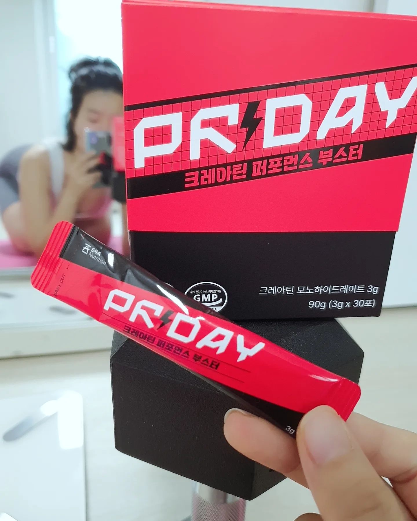 #운동부스터 #PRDAY크레아틴 #맛있는크레아틴 e4a_nutrition
오늘은 맛도리 크레아틴으로 하체를 뿌셨지요😁
발목 컨디션이 더 좋아져서 요즘 제가 좋아하는 하체로 즐겁고 고단한 운동시간을 보내고 있답니다😅
PRDAY크레아틴 진정 레모나 먹는줄👍🏻 
약맛도 1도 없고 오우 입에 털어넣자마자 (글쓰면서도 군침 꿀꺽함ㅋㅋ) 달달상큼!
제품 안내사항에도 너무 맛있어도 하루 권장량 2포를 지켜달라는 말이 있을정도ㅋㅋ 
근데 진짜 더 까먹고 싶네요!
새해 시작하고 새로 마음먹었던 운동하기가 슬슬 지칠때 쯔음이죠?
크레아틴 부스터 받아서 초심잃지 않기로 해요💪😁👍🏻