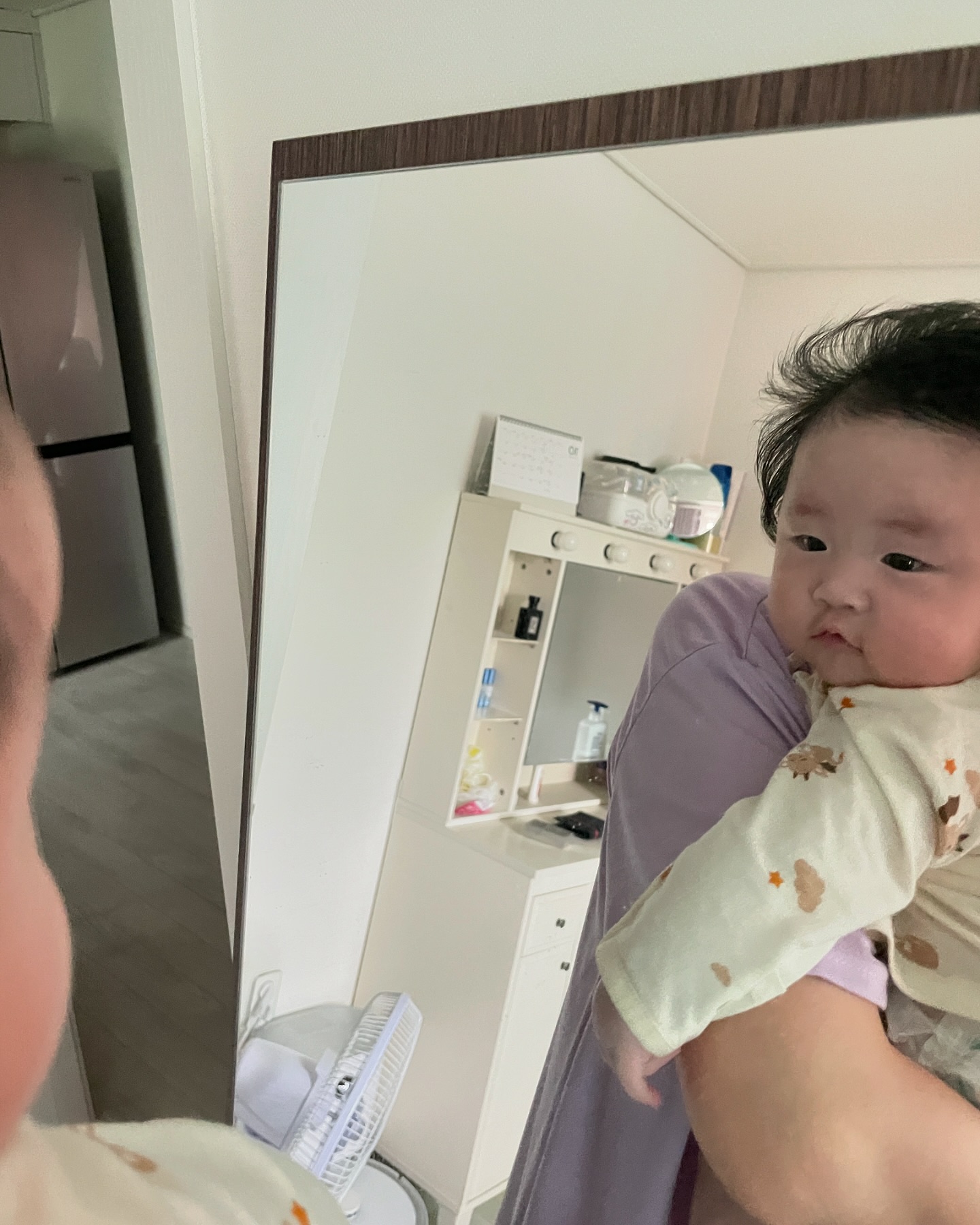 241006~241007 4개월3일~4개월4일 #거울 속 내 미모에 #감탄 #남편방 
#터미타임
.
.
.
.
.
#소통해요 #셀피 #거울셀카 #베이비그램 #아기옷 #육아스타그램 #4개월아기 #아기운동 #아기근육 #아기스타그램 #일상 #좋아요 #맞팔
