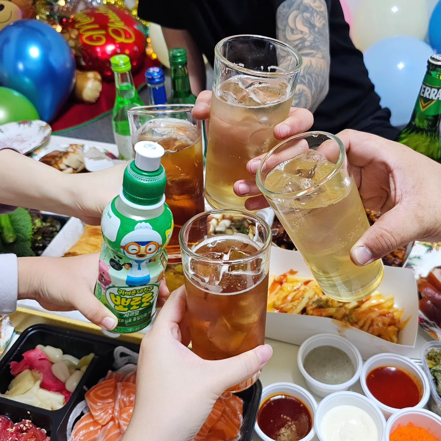 🎄
#크리스마스이브 밤에 만나 크리스마스 아침까지🍻

결혼식 때문에 이것저것 신경 쓸 일이 많아서 이번에는 그냥 넘어가자 했는데 
막상 크리스마스가 다가오니 트리 꺼내고 싶고 풍선 불고 싶고🤭

각자 비밀로 하고 음식 하나씩 준비해 술 파티를 벌이자 했는데 
다행히 겹치는 음식이 하나도 없었다👍🏻

새벽부터는 눈이 펑펑 와서 더 즐겁고 재밌었던 화이트크리스마스🎄❤
.
.
.
.
.
#화이트크리스마스 #엄마랑 #신랑이랑 #아들이랑 #신랑친구들이랑 #알록달록 #파티는역시 #촌스럽게 #크리스마스파티 #올해도재밌었다 #하이볼 #존맛 #내년에도함께 #먹스타그램 #술스타그램 #메리크리스마스 #끝