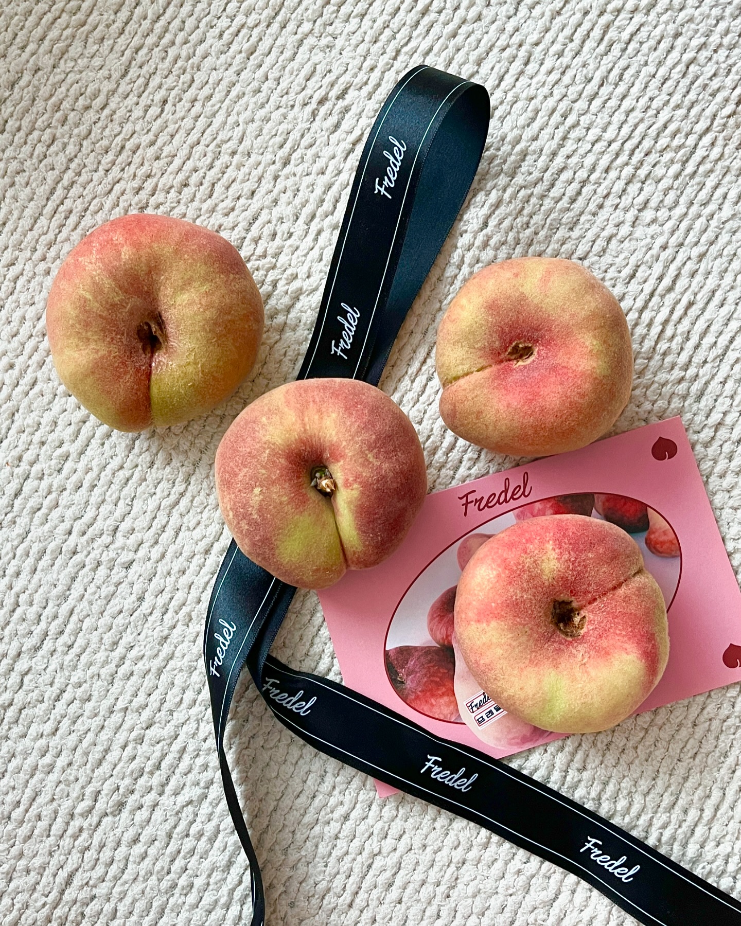 X 🍑

인친님 피드보고 바로 주문한 납작복숭아!!!
후숙 시켜 먹어야 한다고 해서 사진만 찍었는데, 빨리 먹고 싶어요 ‘3’

독일 출장가서 먹었던 납복이 잊지모태🍑
