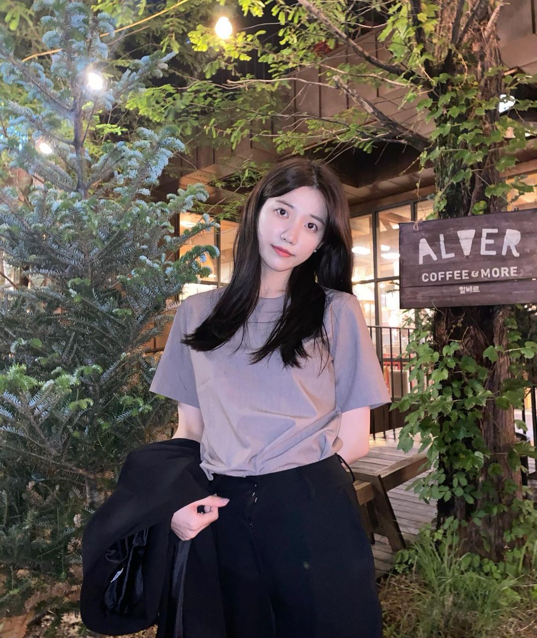 ᴄʜᴀᴇᴇᴜɴ on Instagram: “네츄럴하면서도 시니컬한 셋업 패션 지금 날씨에 딱인 찰랑한 소재의 블라우스 🖤 - #협찬 🏷 #커먼유니크 @commonunique_official #commonuniqe @commonunique_lookbook - - - #ad