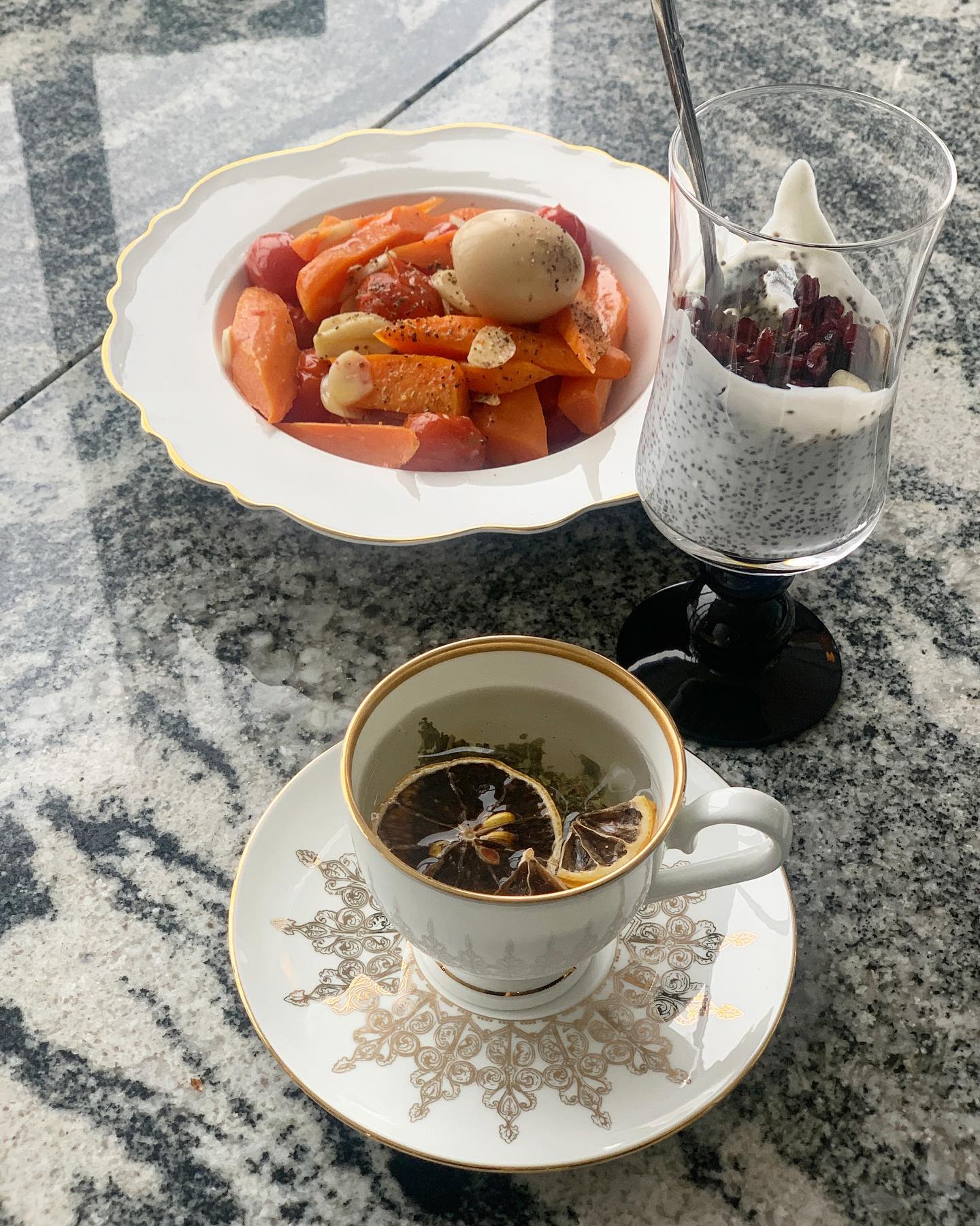 😍

오늘도 매장에서 메뉴보다 더 맛있게 먹어버리기 😆

출근하자마자 건강식먹자며
레몬녹차에 치아씨드+아몬드+크랜베리 넣은 그릭요거트,
그리고 방토랑 마늘, 제주구좌당근, 아보카도오일에 굽굽해서
계란 올리고,
진짜 세상 맛있는 #베키아에누보 이탈리안 허브치아바타랑
냠냠냠 😋

점심은 

찬이가 돼지고기로 라구파스타 만들어줬는데 
이런 또 넘넘 맛있어 😭

내가 사온 통밀파스타로 만들어서
살 안찐다며 1인분이 다들 2인분 양 ㅎㅎㅎㅎ

밥먹고 꼭 아이스크림 먹는 애들 땜에 입가심도 함께 🍦

정말 오늘도 배가 불러 죽겠음 ㅎㅎㅎ