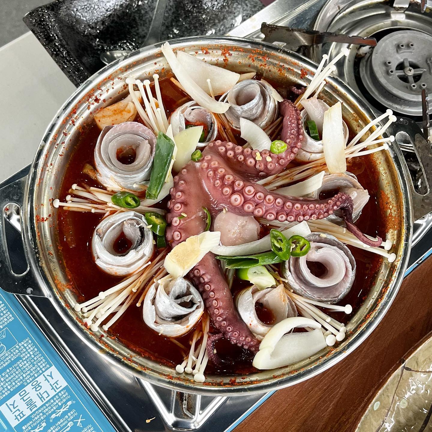 제주도 중문에서 갈치 요리를
한 번에 맛볼 수 있는 #형제도식당

저희가 주문한 메뉴는 스페셜 통갈치 구이인데요.

여기에는 ‘갈치회 + 갈치회무침 + 갈치튀김
+ 간장게장 + 갈치조림’ 이렇게 다양한 갈치 요리들이
한 번에 나오는 세트 메뉴라고 생각하시면 될 거 같아요.

저희가 갈치회랑 갈치회무침은
안 먹어서 고등어구이로 바꿔주셨어요!

갈치 튀김은 처음 먹어봤는데 생각보다
고소 담백해서 맛있어서 순삭해 버렸어요.

갈치 조림은 기대에 비해 살짝 아쉬웠는데
살이 많진 않았고 양념 맛도 입에 맞지 않아서
조금 아쉬웠어요 🥲

갈치 구이는 갈치가 정말 컸는데
먹기 편하게 살을 다 발라주셔서 맛있게 먹었어요.

뜨끈한 돌솥밥에 갈치를 먹으니
제주도에 온 느낌이 뙇 😃

-

📍 형제도식당 _ #제주도 #서귀포 #중문

💳 스페셜 통갈치 구이 (3인) 115,000원
💳 돌솥밥 1,000원 * 3
💳 사이다 2,000원
