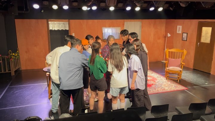 친애하는 당신에게로 기억될 나의 2024여름,

소중하고 귀한 배우들 스탭분들 또 도와준 나의 친구들
찾아와주신 친애하는 관객분들 이 모두가 있었기에 가능했던 공연입니다.

정말 행복하게 연습하고 공연하고 제작할수있었습니다:)
소중한 인연이 되어 또 한번 뜨거움을 느끼고 많은걸 배웠어요

사랑하는 친애에게 당신에게는 한자 한자 마음을 담아
전달하고싶었습니다. 통하지 않는 진심이 많다 여기는 요즘 시대에
진심은 통할수 있다는걸 보여드리고자 노력했고
진심을 다해 무대에서 연기하고 소통하는 울배우들을 보면서
혼자 울컥하는 순간들이 많았네요,,

사랑한다 말할때면 주책같아보일까봐 눈물을 꾹참는 순간도 많았어요

동료배우로,부족한 연출임에도 함께해줘서 감사드립니다
함께할수있어서 영광이었습니다🩷

또 나의 자아가 높아지려는 것을 다시 주님앞에 내려놓을수 있던 
귀한시간이었습니다.

우리의 인연은 이제 시작이니 앞으로의 우리들이 너무나 기대됩니다:)

잘되길 바라는 날것의 온전한 사랑을 담아,
대가 없이도 서로의 성공과 행복을 소망할수 있는 
소중하고 귀한 친애팀 사랑합니다🩷

사랑받고,사랑하자! 죽을때까지.
#연극친애하는당신에게 #안녕가영
