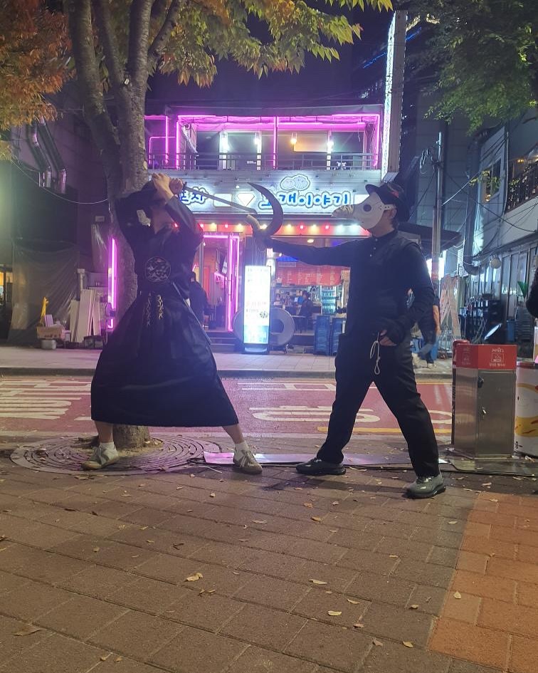 햅삐 할로윈
.
.
#할로윈 #코스튬 #할로윈파티 #할로윈코스튬 #홍대 #한복 #한복촬영 #한복스냅 #칵테일 #할로윈데이 #할로윈의상 #holloweencostume #holloween #holloweenparty #korean #koreanfashion #koreandrama #hanbok