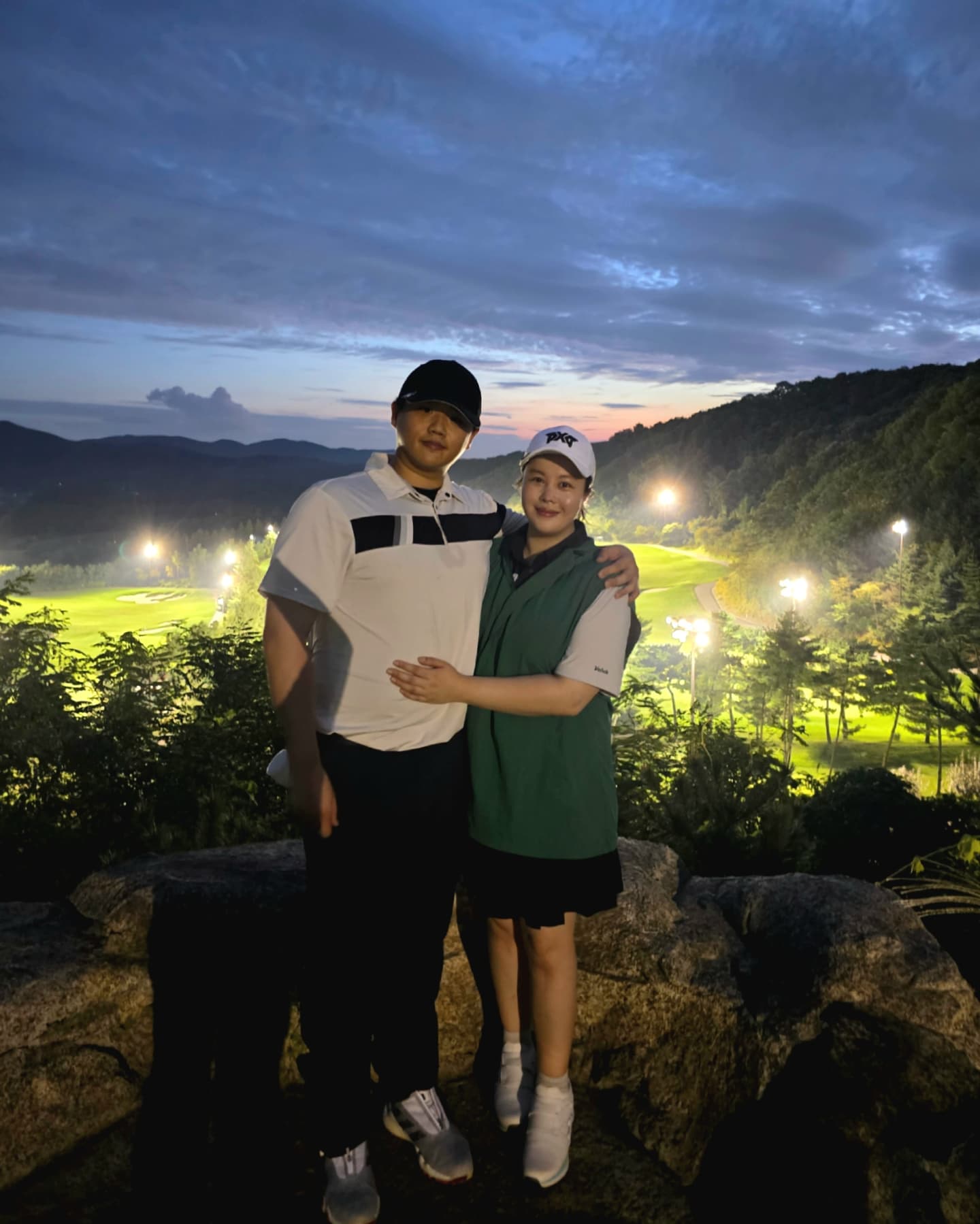 3부가 좋은점
늦잠자고 천천히 준비하고 갈 수 있고,
주간 야간을 모두 경험할 수 있다!

#버디 했다고
캐디언니한테 버디 선물도 받고
#깨백 까지!!

마지막 두홀에서 5점 잡아먹지 않았으면
스코어가 더 좋았을텐데 아쉬워😭

#라운딩 #부부라운딩 #골프 #필드 #서원힐스 #추석