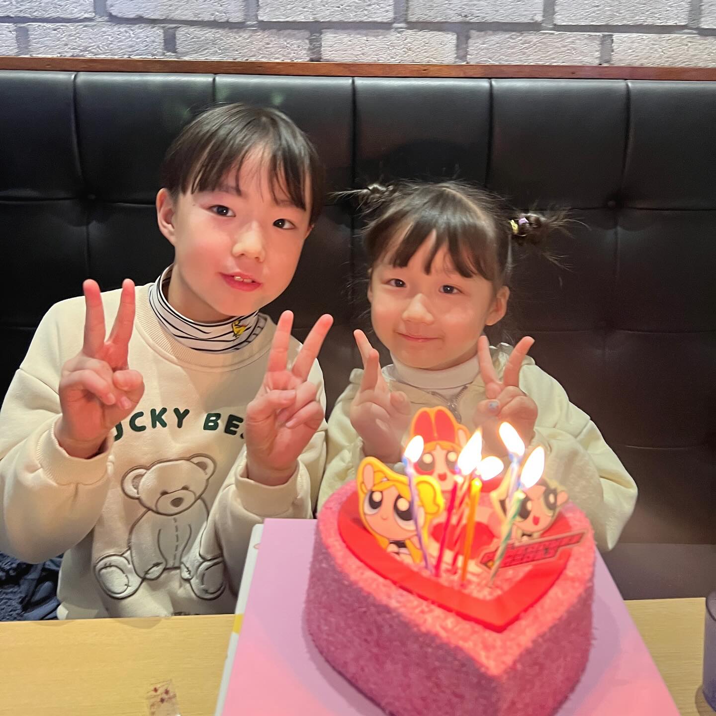 #생일축하해🎂 

드디어 길고 길었던 하율이 생일 😊

이번 생일도 작년처럼 계획있는 생일 브리핑하며

생일 선물은 본인이 원하는걸로
비싼거라도 무조건 사줘야된다고 엄포하더니
펭도리 인형 사달라는 꿈이 소박한 하율이 👍

점심은 간단하게 먹고 꼭 디저트를 먹으러 가야하며

👧🏻오늘 내 생일이에요 ! 하율이 생일이에요 !

여기저기 자랑하고다녀서
엄마회사 식당이모님께서 케익도 선물해주시고❤️
( “엄마, 이모님 정말 친절하신 분이야...💕” )

생일 전부터 많은 분들이
하율이 생일 함께 축하해주셔서 
주변에 좋은 분들이 참 많구나
엄마도 한동안 무척 행복했었던 😊💕💕

저녁은 하율이가 제일 좋아하는 시카고피자와 콜라🍕🥤
그리고 해리포터로 생일 마무리 🫡

매년 생일마다 엄마 회사에서 보내게해
미안하고 짠한데
매번 오늘 생일 너무 행복했다고
“엄마 행복한 생일 만들어줘서 감사합니다!”
말해주는 착하고 소중한 내 딸 🥰

내 딸로 태어나줘서 정말 고마워 ❤️
너무너무 사랑해❤️❤️❤️