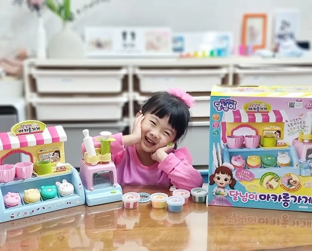 내마음의풍금/Account run by Mom on Instagram: "#협찬 감기로 유치원 등원도 못하고 집콕중인데 달님이 마카롱가게 덕분에 너무 재미나게 시간 보냈지모에요~ 평소에도 아이가 클레이 좋아하는데