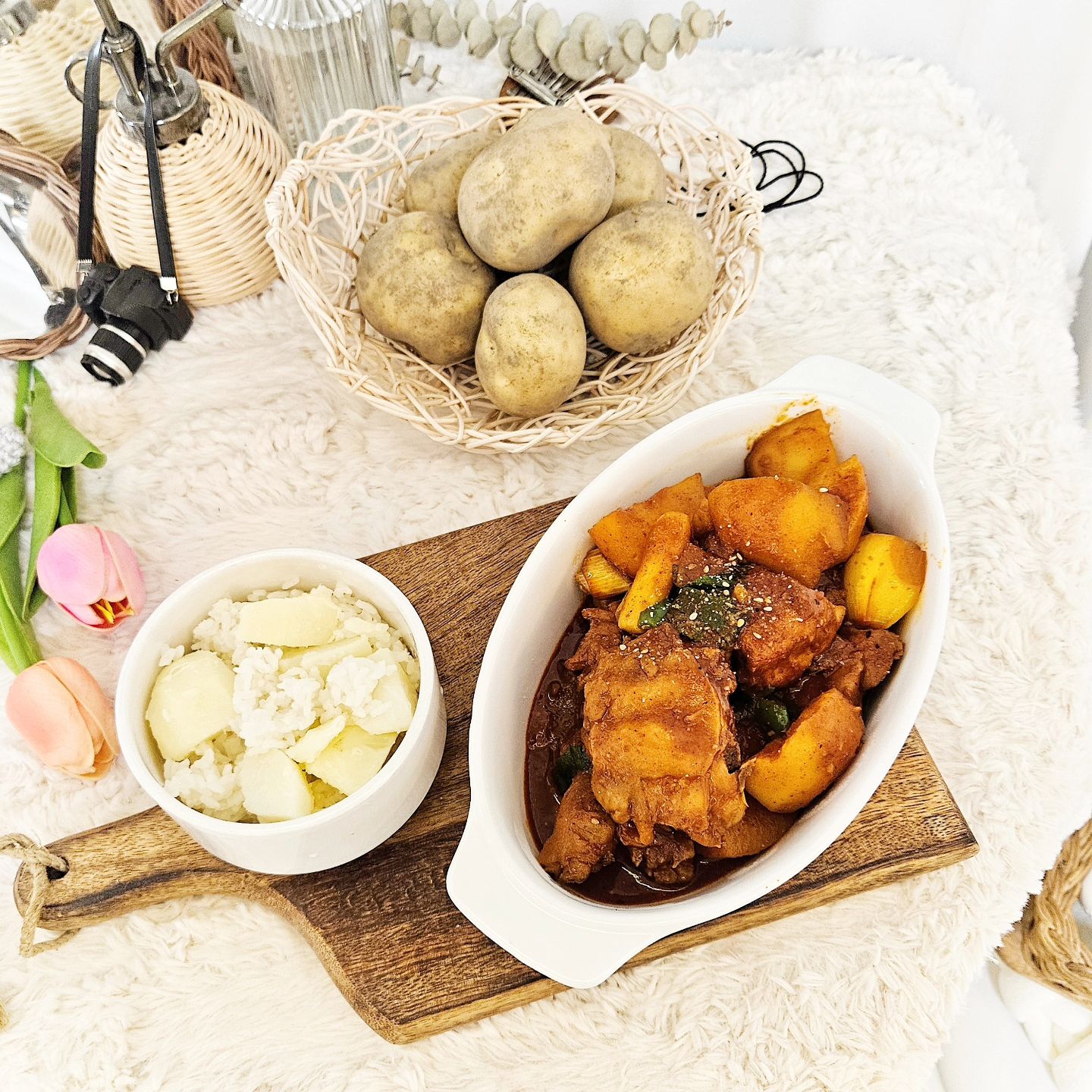 #협찬 오늘은 싱싱하고 맛있는 감자밥상

포슬포슬한 수미감자는 감자밥 추천!!
감자를 먹기 좋은 크기로 잘라 밥지을때 넣어주긔

포슬한 감자는 닭도리탕에 넣어 먹음 꿀맛!!

닭도리탕레시피
재료
닭 1마리, 감자 2~3알, 당근 반개, 양파 한개, 대파조금
양념장(수저기준)
고추장2 고추가루6 간장3 간마늘1 설탕2~3 후추조금

양념장 만들어 재료랑 버무려 강불에 10분 약불에 20분 볶아주기

마무리에 대파랑 깨소금 뿌려주기

📍하우스에서 갓수확한 햇감자라 노지 감자보다 맛있음!!

📍부안 노을 감자는 알칼리성 사질 양토인 갯벌 땅에서 서해 바람을 맞으며 자라 황색을 띄고 윤기가 흐르는게 특징!!

buanmfcpc

#부안노을감자 #감자밥
#감자 #수미감자 #햇감자 #하우스감자 #부안천년의솜씨조합공동사업법인 
#닭볶음탕 #먹기좋은감자