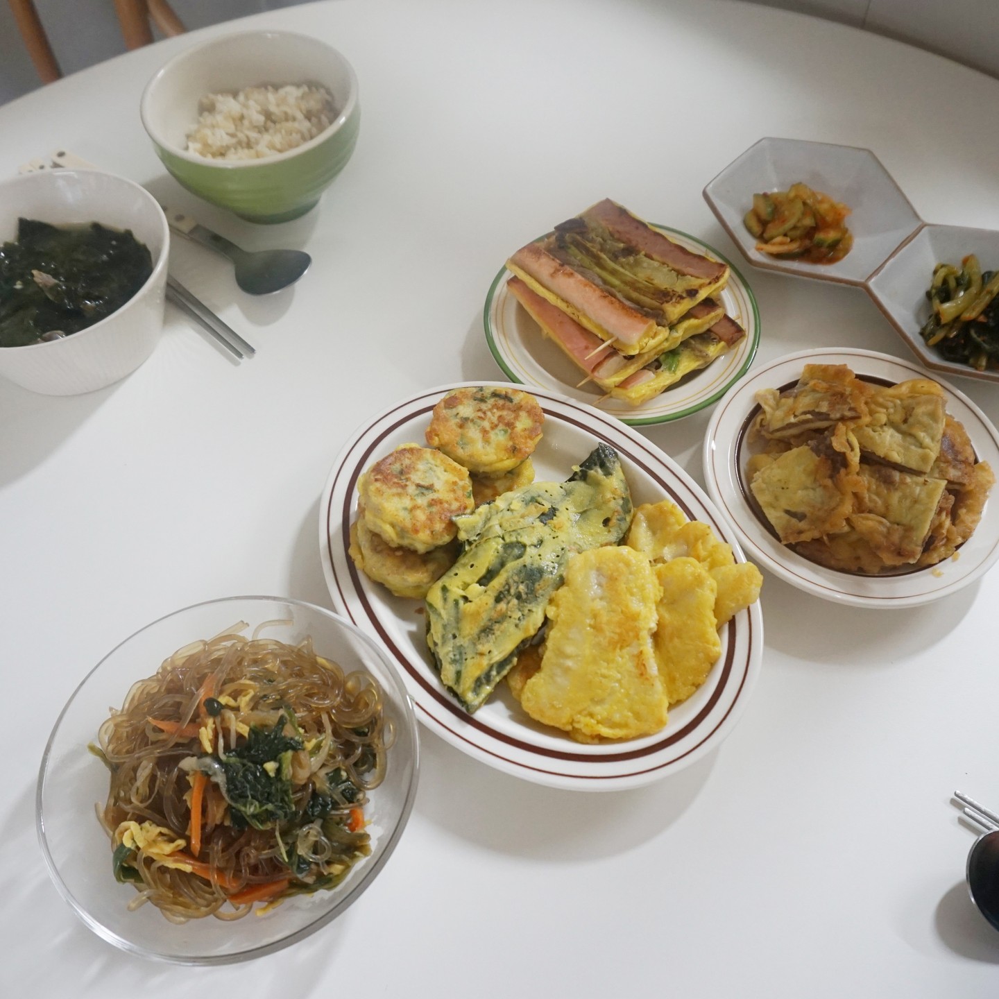 #제품제공

맛있는 시작 사옹원과 함께 추석 명절 요리 스트레스 없이 간편 차례상 차리세요❣️

�치솟는 물가에 재료 장보고 만들면 돈도 많이 들고 요리할 때 시간도 오래 걸리고 고생하쥬? 그렇다고 반찬 가게에서 모둠전 구매하면 가격도 비싼데 양은 또 얼마나 적던지요

항상 추석 명절에 전 요리로 고생했는데 사옹원몰과 함께하면 간편하게 명절 요리할 수 있어요

조리 방법도 간편한데 음식 비주얼도 예쁘고 무엇보다 맛있는데 구매하지 않을 이유가 없죠? 올 추석 요리는 편하게 사옹원몰과 함께해요

#사옹원 #간편차례상 #명절 #추석 #사옹원몰 #추석선물세트 #명절요리 #추석요리 #맛있는시작 #전 #전요리 #명절전 #산적 #잡채 #튀김 #송편