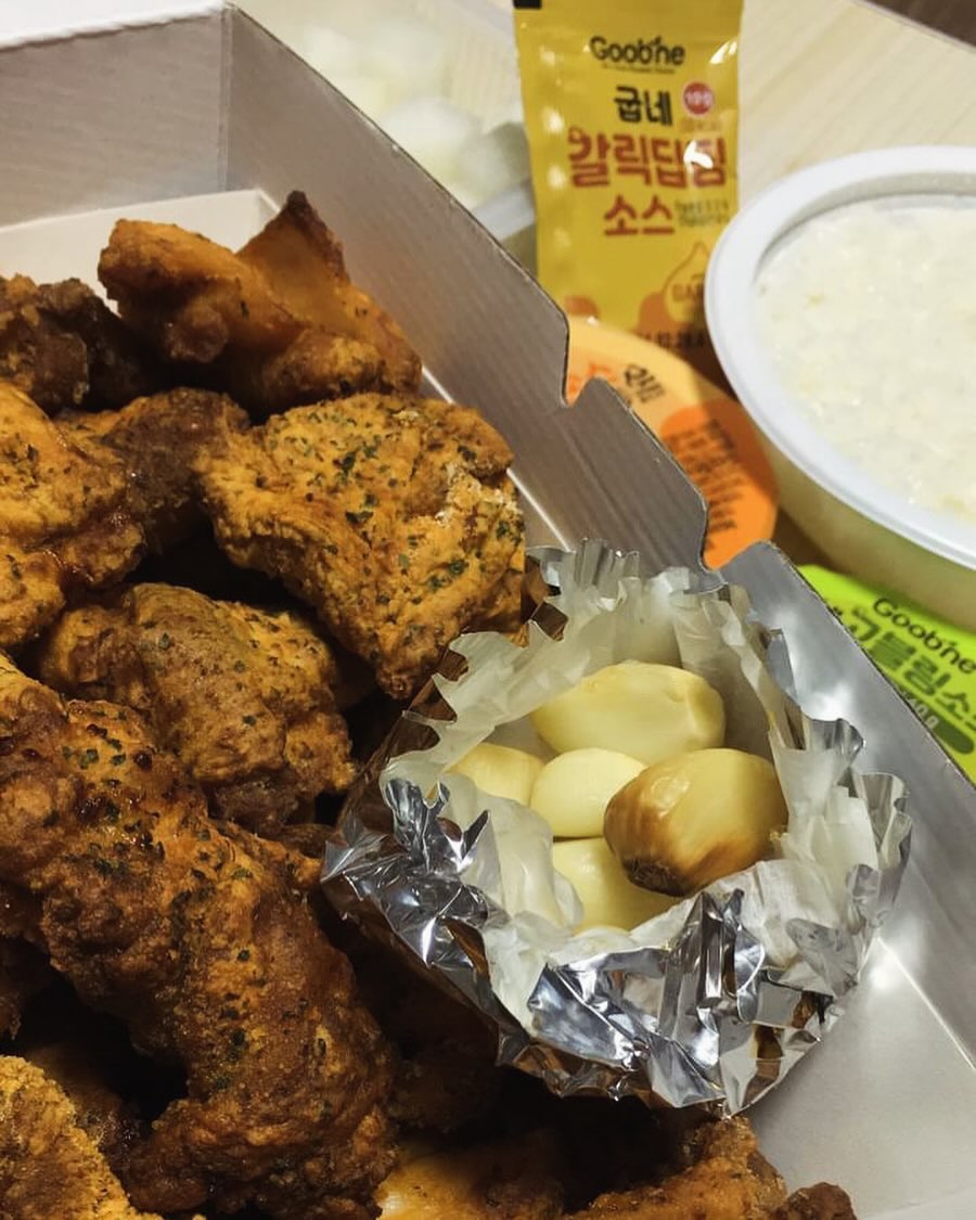 치킨먹을 때 밥이랑 먹는거 국룰이잖아!
(고추바사삭 시킬때 갈릭디핑소스 추천👍)