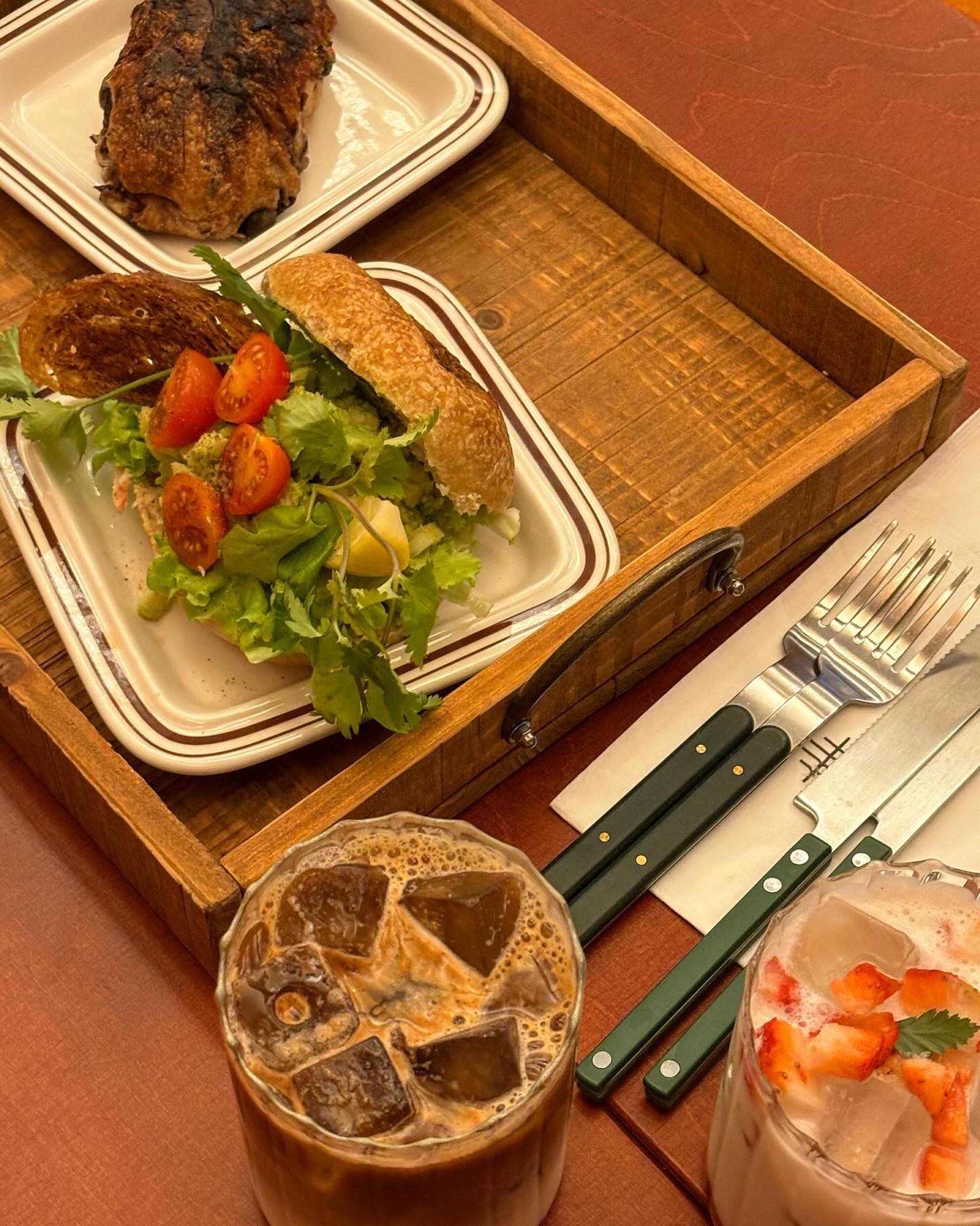 핫플스러운 북촌카페 광고😝

분위기 좋은 북촌 카페중에서도 요즘 떠오르고 있는 
애쉬빌 베이커리 카페

특히 화덕이 있어서 그런지 빵 하나하나 촉촉하니 바삭하고
치아바타로 만든 샌드위치가 독특하니 맛있었다🥪

과카몰리 토마토 샌드위치 + 찰떡 통팥 치아바타 + 카페라떼 + 딸기라떼🍓🍅

딸기라떼는 생딸기가 들어가서 달달한 겨울 분위기 났고
카페라떼도 고소하고 진해서 내 스타일이었다☃️

카페에서 직접 구운 쑥팥 치아바타도 쫀득쫀득!!

맞은편에 소개팅하는 분들도 있고
커플도 많고 여성들끼리도 오고 

미니홀케이크도 만원대 이하여서 
더유명해질거 같은 애쉬빌 베이커리!! 🧁🎂

애쉬빌 베이커리 카페🍰
서울 종로구 북촌로5길 5-5 유니온빌딩 지하 1층

#북촌신상카페 #북촌카페 #북촌핫플 #안국역빵집 #안국케이크 #북촌케이크 #안국역점심 #애쉬빌베이커리 #북촌샌드위치