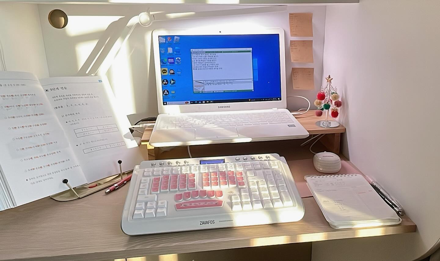 :
고등학교 때 열심히 타자연습 했던 기억이 새록새록
그땐 별 헤는 밤을 외워서 할 정도였는데 ㅎㅎㅎ
속기키보드로는 내 이름 석자도 한참 걸린다
언제쯤 다다다다다 칠 수 있을까

#속기 #속기키보드 #속린이 #속기공부 #속기사 #속기사공부 #한국ai속기사협회 #독서실책상 #ai속기사_파이팅