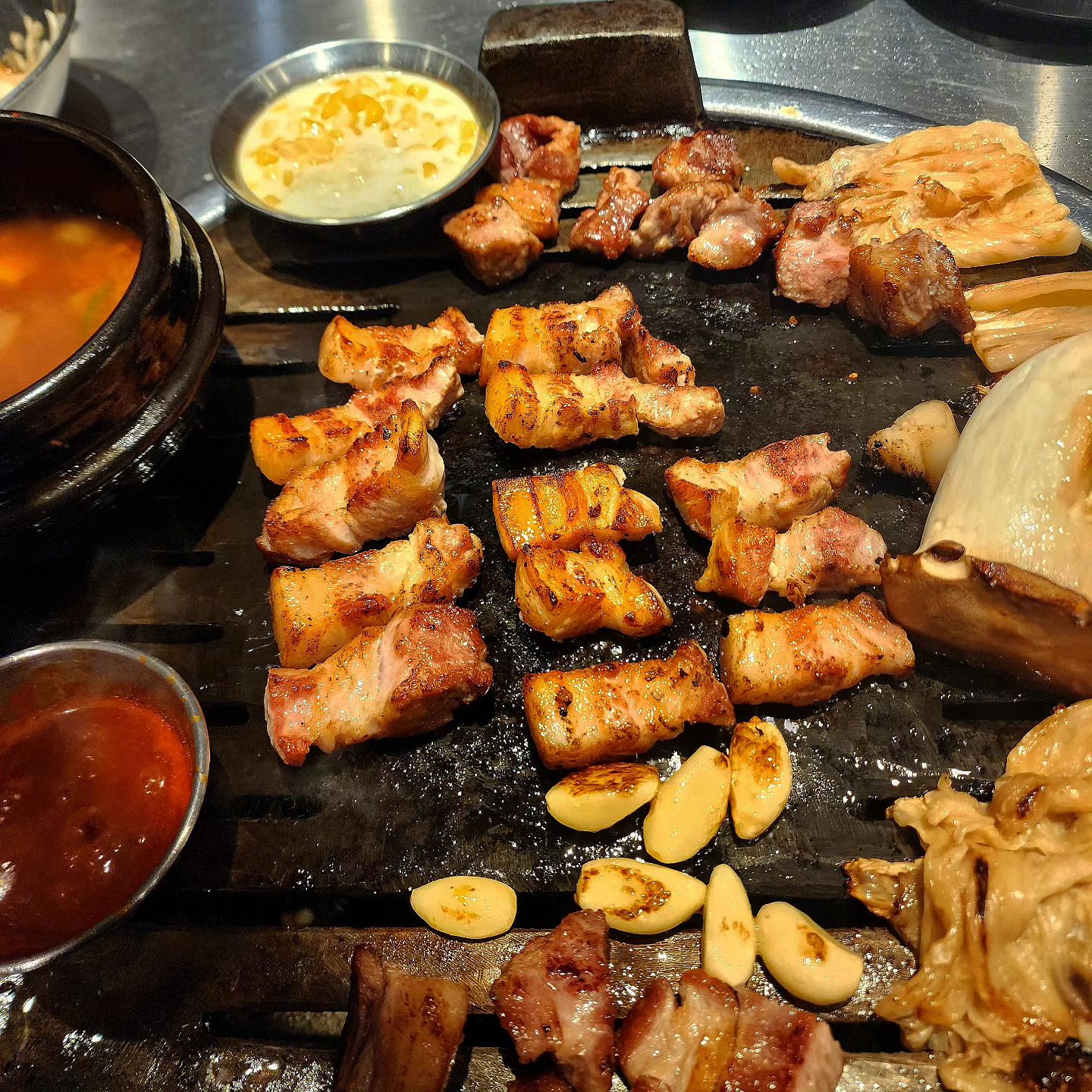 📌 #협찬 김포 마산동 고기맛집 "금산댁"

📍눈꽃목살
📍미식가 삼겹살
📍김치말이국수
📍된장술밥

고기맛 하나는 자신있는 김포 금산댁
연탄으로 구워 더욱 맛있고 사장님께서 처음부터 끝까지 맛있게 구워주시면서 먹는법도 설명해주셔서 저희는 편~하게 식사를 할 수 있었습니당❗️
고기는 두툼한 두께에 쫄깃하고 육즙이 장난아니에요😭
무조건 다시 오고 싶어지는 곳..! 
여기 고기맛 정말 인정합니당👍

게다가 곁들인 메뉴로 깔끔한 김치말이국수에 푸짐한 된장술밥😀
맛도 양도 완전 합격이에요👏
김포 고기 맛집 찾으신다면 
마산동 금산댁으로❗️

🔍운영시간
✔️매주 화요일 휴무
✔️월,수,목,금,토,일 16:00 ~ 23:00
✔️라스트 오더 22:00
🚩경기 김포시 양촌읍 김포한강8로 70 1층