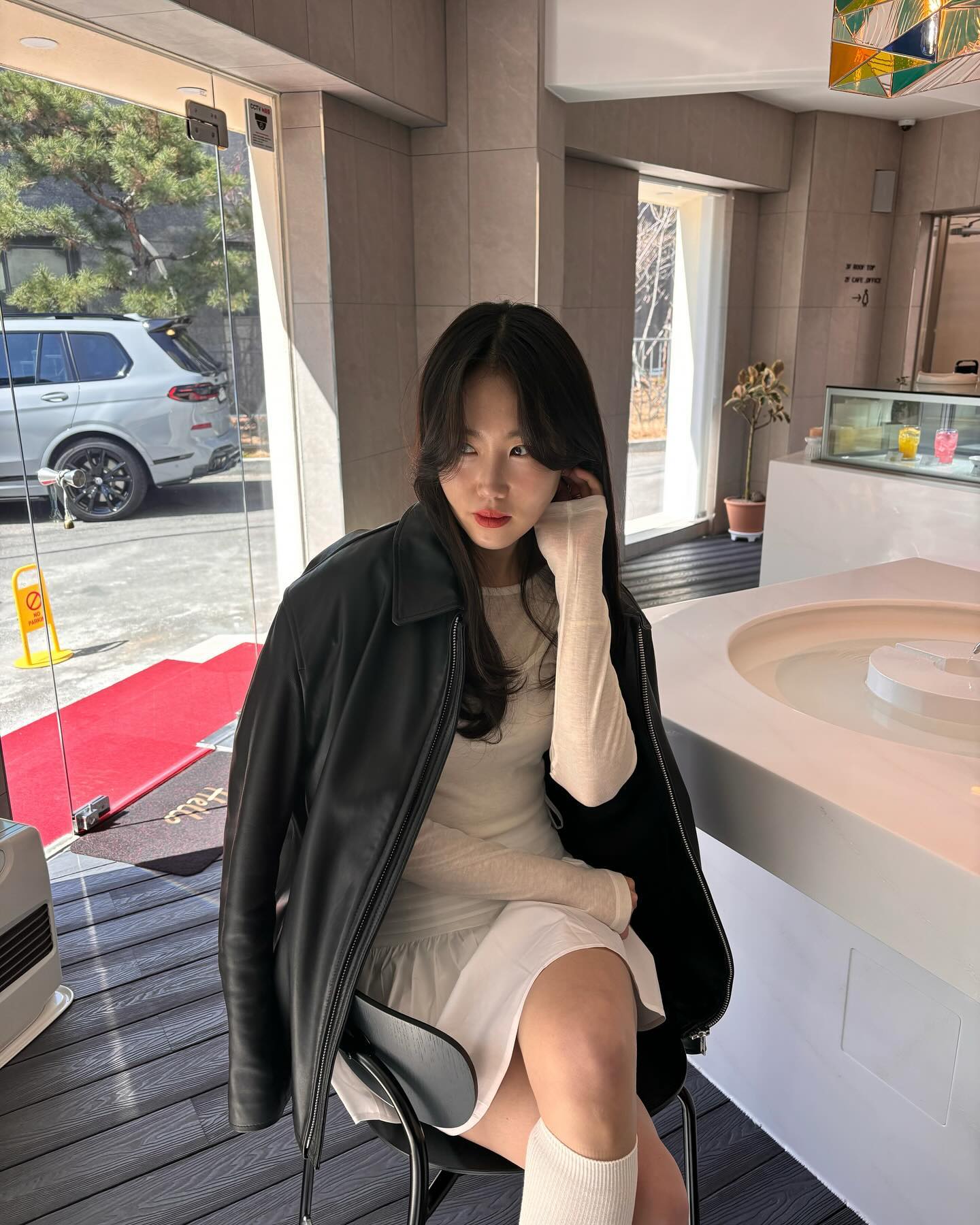 #광고
바르지않은 듯 구름처럼 가볍게 발리고 블러처리가 쉬운 비오엠의 신상립스틱 클라우드 블러 립스틱 소개해드립니다💋
부드러운 벨벳 매트 텍스처로 매끄럽게 발리구요. 평소 오버립을 좋아하는데 블러처리가 쉬워서 오버립 연출하기도 정말 좋았어요.
저는 입술이 정말 잘트는 타입이여서 매트립 사용을 잘 안하는데 비오엠 클라우드 블러 립스틱은 정말 촉촉하고 부드러워서 매트립이 맞나 싶을정도였어요💕
바르고 난 후 입술 각질 부각없이 밀착되고 들뜸도 없없어요. 그리고 지속력도 정말 오래가더라구요🫶🏻
제가 사용한 2호 스모크드 코랄은 다홍빛과 코랄 컬러가 오묘하게 섞인 너무 예쁜컬러로 그라데이션해도 예쁘고 풀립으로 너무 예쁘더라구요👍🏻
동물 실험을 실시하지 않은 원료로 만든 비건 인증 립스틱으로 더욱더 안심하고 사용할수 있습니다. 추천드려요! 
.
.
.
#15그램 #15그램뷰티 #15그래머  #비오엠 #BOM #비오엠클라우드블러 #클라우드블러립스틱 #립스틱 #립스틱추천 #립메이크업 #매트립스틱  bomcos_official