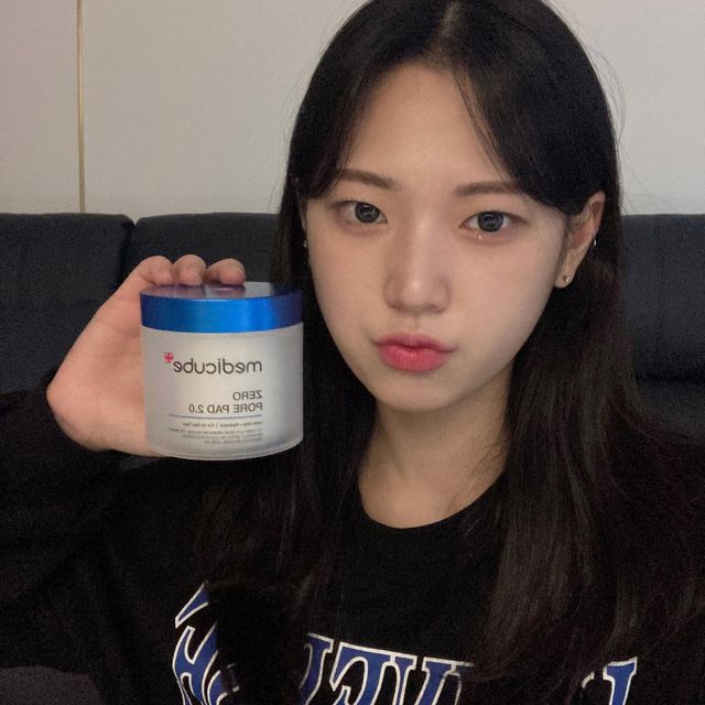 이민영 on Instagram: "#협찬 #광고 간단하게 집에서 모공타이트닝 가능한 모공패드! ❤ 메디큐브 제로모공패드 2.0 ❤ ✅ 닦기만 해도 모공이 줄어드는 모공제로패드! → 피지 개선은 물론 각질