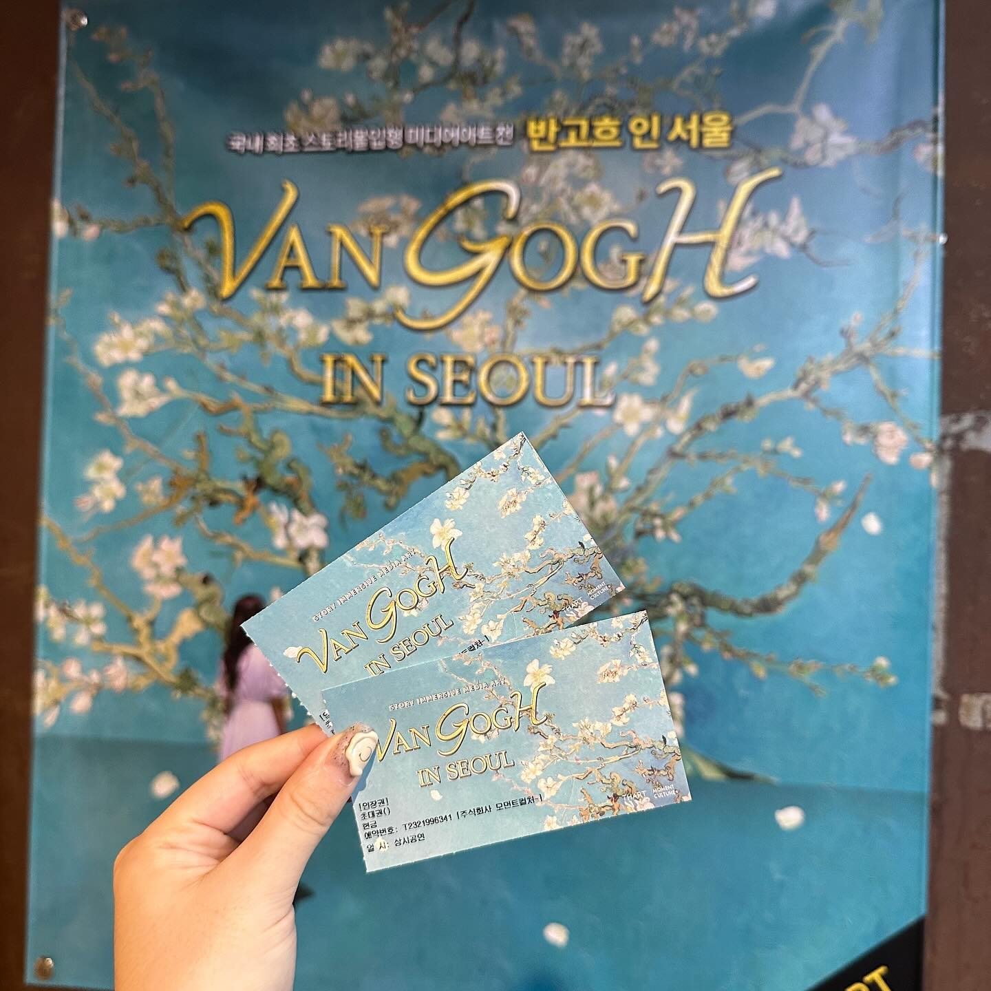 #광고 thart_official

국내 최초 스토리몰입형 미디어아트 전시 ’반고흐 인 서울‘

예술을 진심으로 사랑했던 빈센트 반 고흐의 화가로서의 성장, 동료 폴 고갱과의 만남과 헤어짐, 자신을 가장 진심으로 이해해준 동생 테오와의 이야기를 재해석한 전시로 이야기, 미디어, 일러스트, 음악 등이 만나 풍부한 예술적 경험을 할 수 있는 곳이었다.

3줄평
1. 빈센트는 정말 사람들을 좋아했던 것 같다. 그가 좋아한만큼이라도 사랑받았길 바래본다🙏🏻
2. 죽어서 얻은 명예와 부로 그가 진정 행복했을까...?🤔
3. 사람을 좋아한만큼 자연도 좋아해서 다양한 색채를 활용해 표현한 것들이 인상적이었다🌻

ps. 포토존에는 빈센트 관련작품 외에 이전에 전시했던 공간들이 남아있어요!

[전시정보]
 - 전시명: <반고흐 인 서울>
 - 일반티켓 가격: 15,000원
 - 예매처: 네이버, 인터파크, 위메프
 - 전시기간: 2023.10.07(토) ~ OPEN RUN
 - 운영시간: 오전 11시 ~ 오후 8시
 (오후 7시 매표 및 입장 마감)
 - 전시장 위치: 서울특별시 마포구 와우산로21길 20-11 지하층
 - 전시장 번호: 070-8829-9894

#10월서울전시회 #11월서울전시회 #전시 #10월전시추천 #11월전시추천 #서울전시회 #서울전시회추천 #전시추전 #서울전시회추천 #띠아트 #홍대띠아트 #반고흐인서울 #빈센트반고흐 #반고흐인서울관람후기 #홍대데이트 #홍대데이트코스 #서울데이트 #데이트코스추천 #홍대핫플 #홍대가볼만한곳 #홍대전시회 #이번달전시회 #미디어아트 #서울여행 #홍대여행 #hongdae