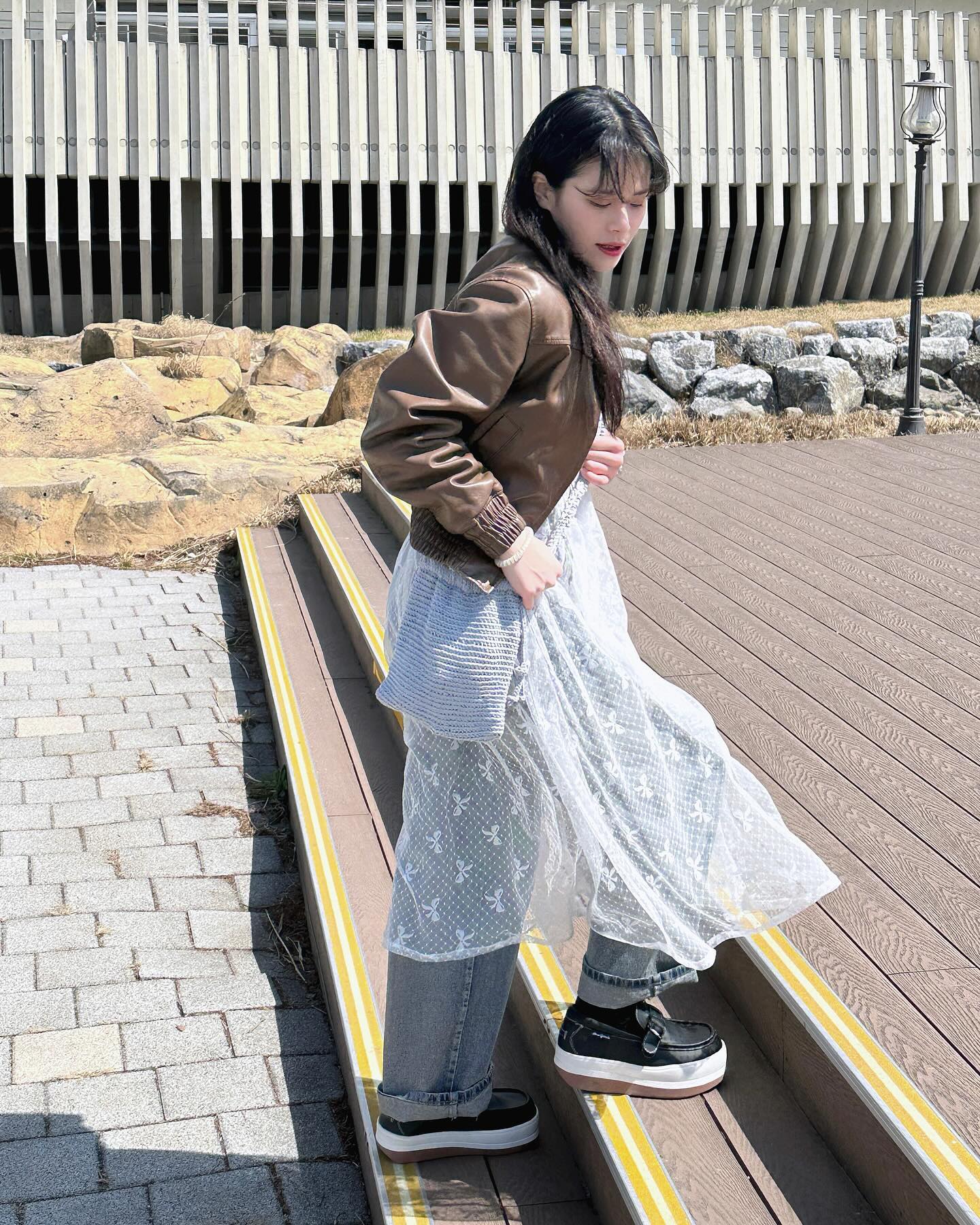 #광고 poseganch 

점점 날이 풀려서 좋아요 ! 다들 벚꽃구경 가시나요🥹
이제 피드에 꽃사진 많이 올라올듯 ㅎㅋ

봄옷에는 로퍼 자주신는데 로퍼는 어느룩에나 다잘어울리자나요？ 
포즈간츠의 뉴마코를 협찬받아서 신고다녔는데 
키높이 덕분에 쿠션감이있고 발볼이 좁지않게 나와서 
발이 아프거나 하지않아서 딱 내꺼🤍

반치수 크게 받았는데 발에맞게 조절하는걸 제가 어떻게 하는지 몰라가지구
헐렁이게 신긴했지만 사이즈에 딱맞게 신으시면 될거같아요!! 😄