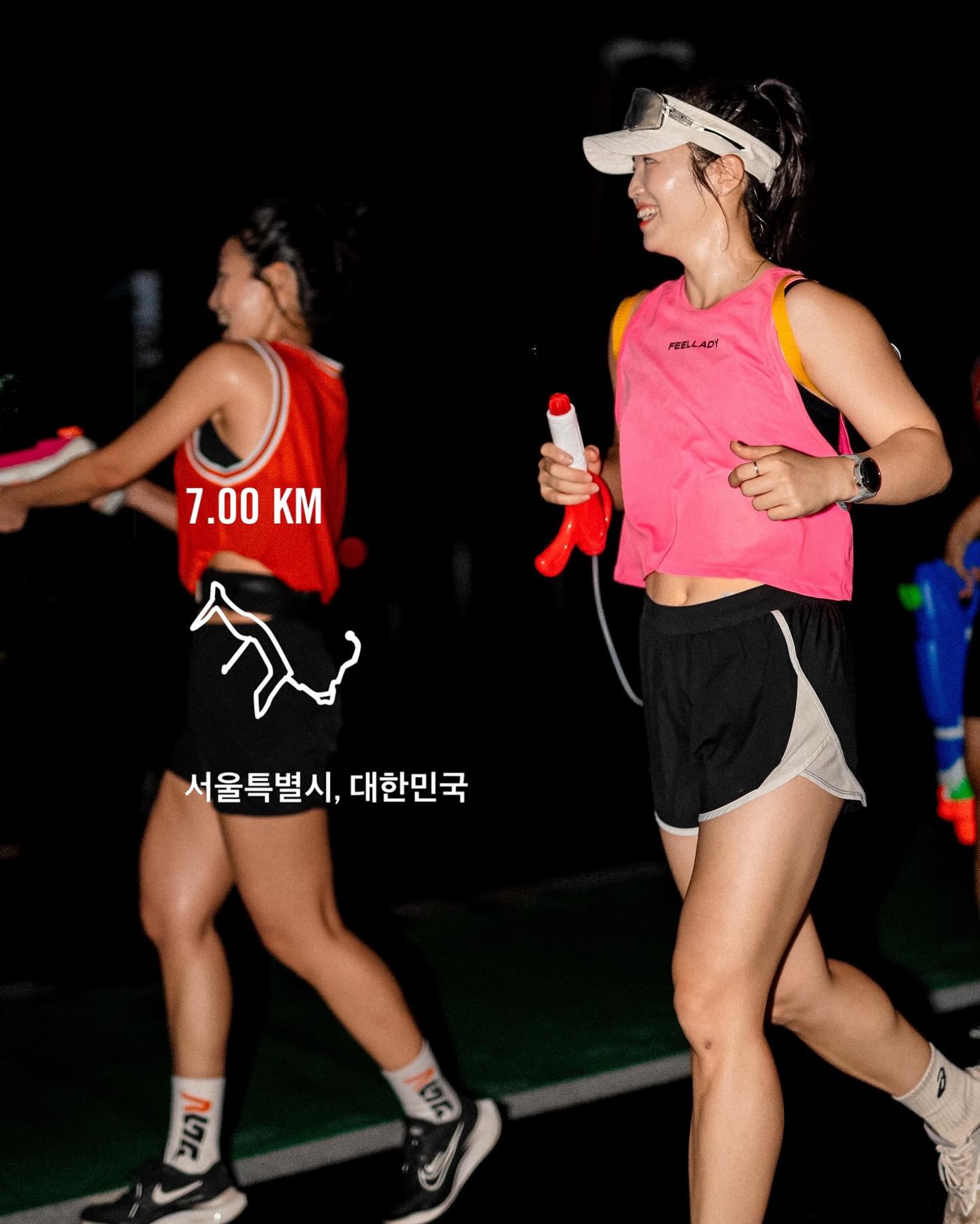 💦 #스플래시런 우리끼리 워터밤! 

핫한 알로그 칭구들과 함께
상암 업힐 늦게 올라오면 모두의 표적이 되는거야🎯
어둠속이라 처음본 사람이라도 그냥 막 쏴버려! 도파민 뿜뿜💥

워터밤 가본적도 없는데, 
이런거라면 열번도 더 가겠어😆 

끝나고 딱 준비해주신 핑크음료 피버트리 💕
탄산 쎄고 맛있어서 맥주 마시는 느낌👍🏻

.
.

🤝 | feellady_girlcrush rlog_seoul 
📸 | kimmm_best
📸 | insangggg #인상깊은날
📸 | jjlim91 #JustCMera
💗 | fevertree_kr

#RLOG153 #나이트샤워런
#알로그 #RLOG #러닝크루
#여성러닝크루 #필레이디 #콜라보런
#프리미엄믹서 #피버트리
#신제품 #라즈베리앤오렌지소다