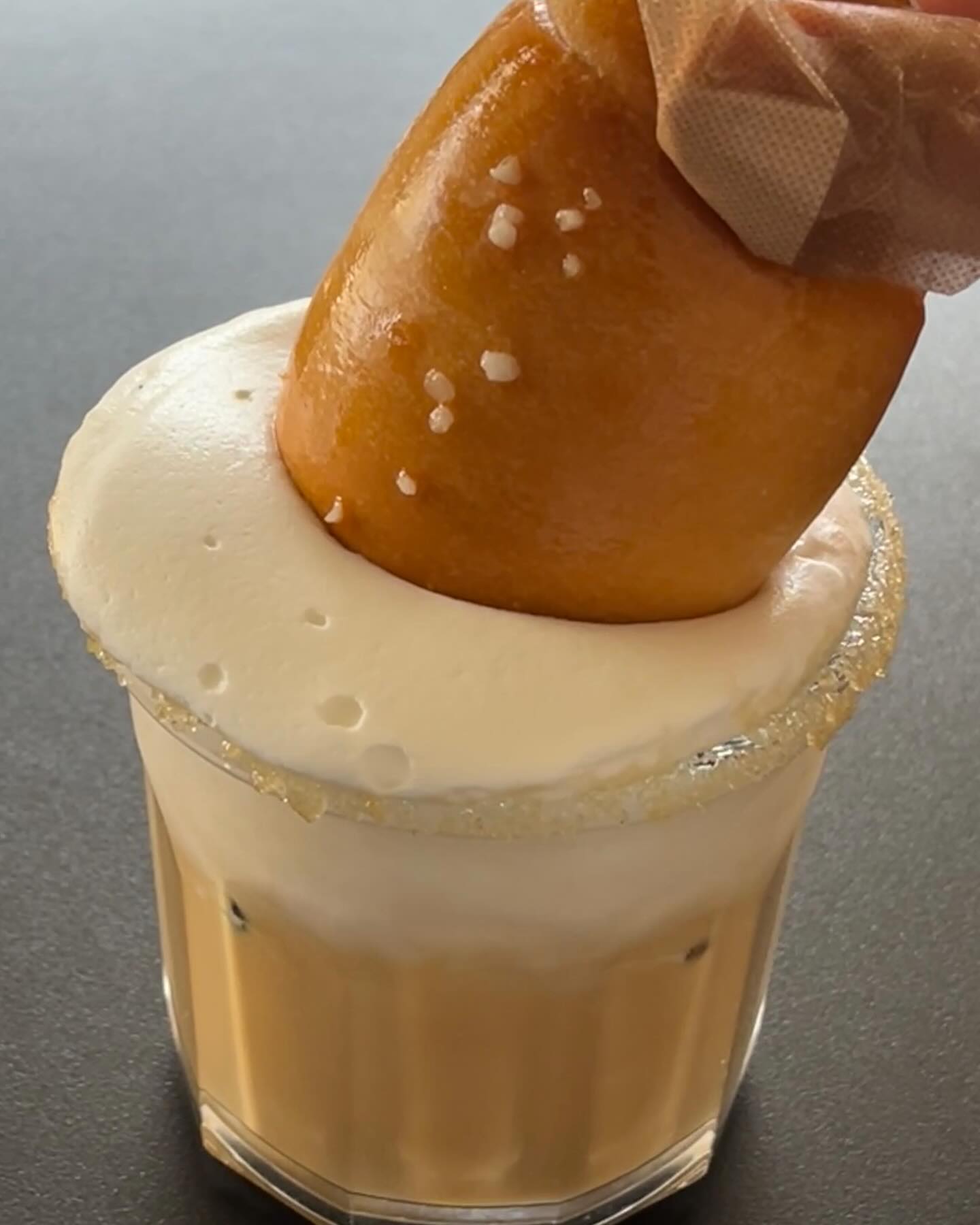 소금빵을 크림라떼에 찍어먹는 먹잘알
