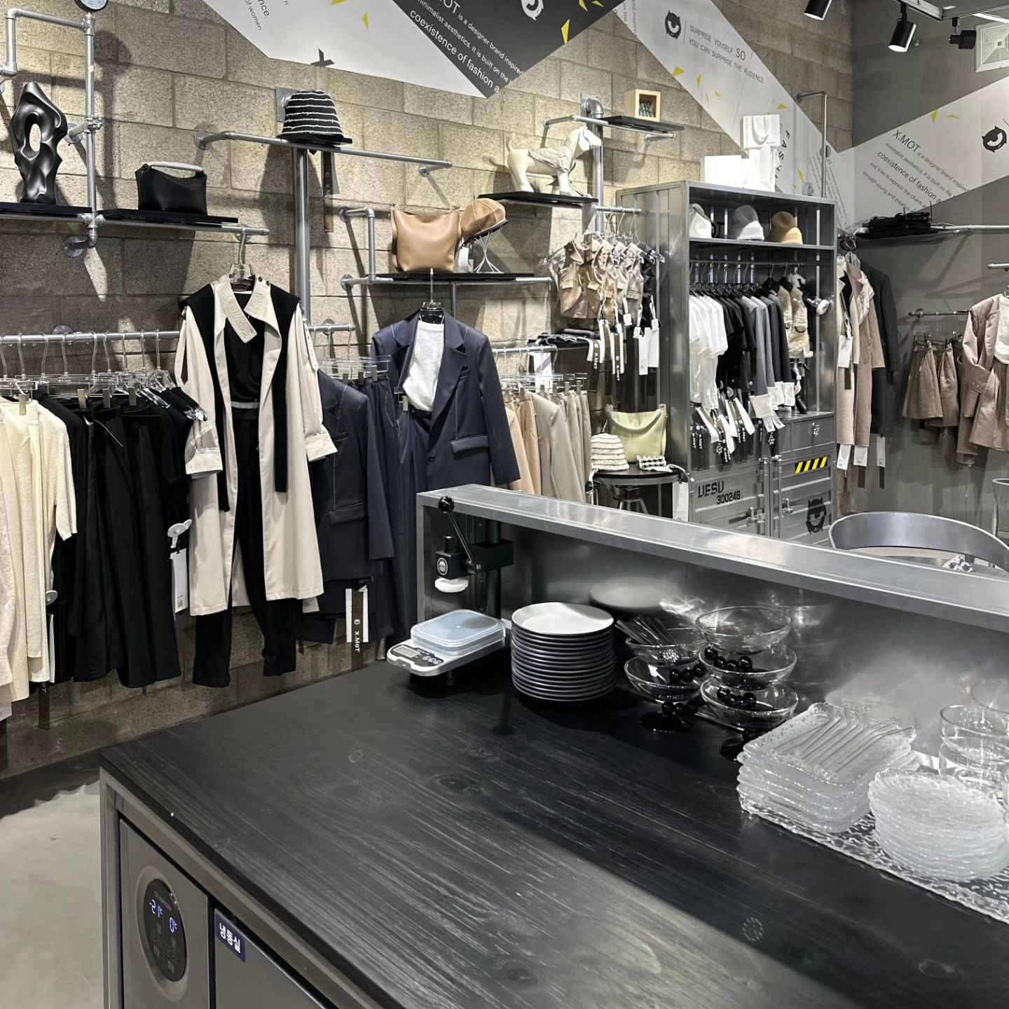 #광고 #XMOT
-
압구정에 위치한 XMOT CAFE 소개해 드릴게요🥰🥰
-
이곳은 의류 매장으로 유러피안 미니멀리스트 여성 의류와 
귀염뽀짝한 애견 패션도 함께 팔고 있는 곳이에요🧡❤️
규모오 50평 규모로 넓고 쾌적하고 
카페도 함께 운영하고 있어서 다양한 맛있는 메뉴도 
같이 즐길 수 있답니다
그중 그릭요거트 메뉴가 맛있다고 해요!🙊💕
-
애견 옷도 쇼핑하고 맛있는 디저트도 같이 먹고 
반려동물이랑 같이 방문하면 좋은 시간 될 거 같아요
압구정 핫플 XMOT 카페 방문해 보세요:)🎶🎶
-
x.mot_studio
🎈강남구 신사동 657-14 지하 1층
🎈월~일 12:00-20:00
-
#압구정로데오 #패션매장 #유러피안미니멀리스트스타일 #XS/SSIZE여성의류 #압구정로데오필수들려야하는곳 #애견패션 #압구정스타일 #좋반 #좋튀 #좋튀잡 #좋아요 #좋아요그램 #데일리 #소통 #소통해요 #f4f #맞팔가요 #맞팔해요 #선팔맞팔 #선팔하면맞팔가요 #선팔하면맞팔 #맞팔선팔 #선팔 #맞팔 #팔로우환영 #팔로우해요