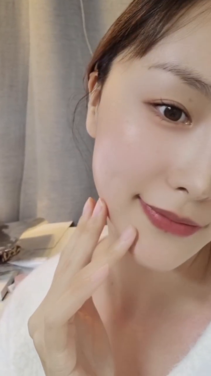 #협찬
프리미엄 이지에프 나이트 크림이에요
Matrixyl 3000 + 5GF Complex 고퀄리티 성분 시너지 조합!! 
프랑스 세더마사의 특허 펩타이드 성분인  매트릭실 3000이 
주름에 볼륨을 줘요 
거미줄 같은 쫀쫀한 제형으로 피부 타이트닝 효과도 있어요 
자기 전에 발라서 자는 동안 피부 집중 케어! 
홈케어 제품으로 딱이네요 
자는동안 피부에 영양감 듬뿍 선사한 기분이에요 
derm_a_kr
#협찬 #덤에이 #derma #안티에이징크림 #매트리실3000 #EGF크림
#beauty#makeup#food#artist#influencer#뷰티#뷰티스타그램#셀카#데일리#kbeuaty#코덕