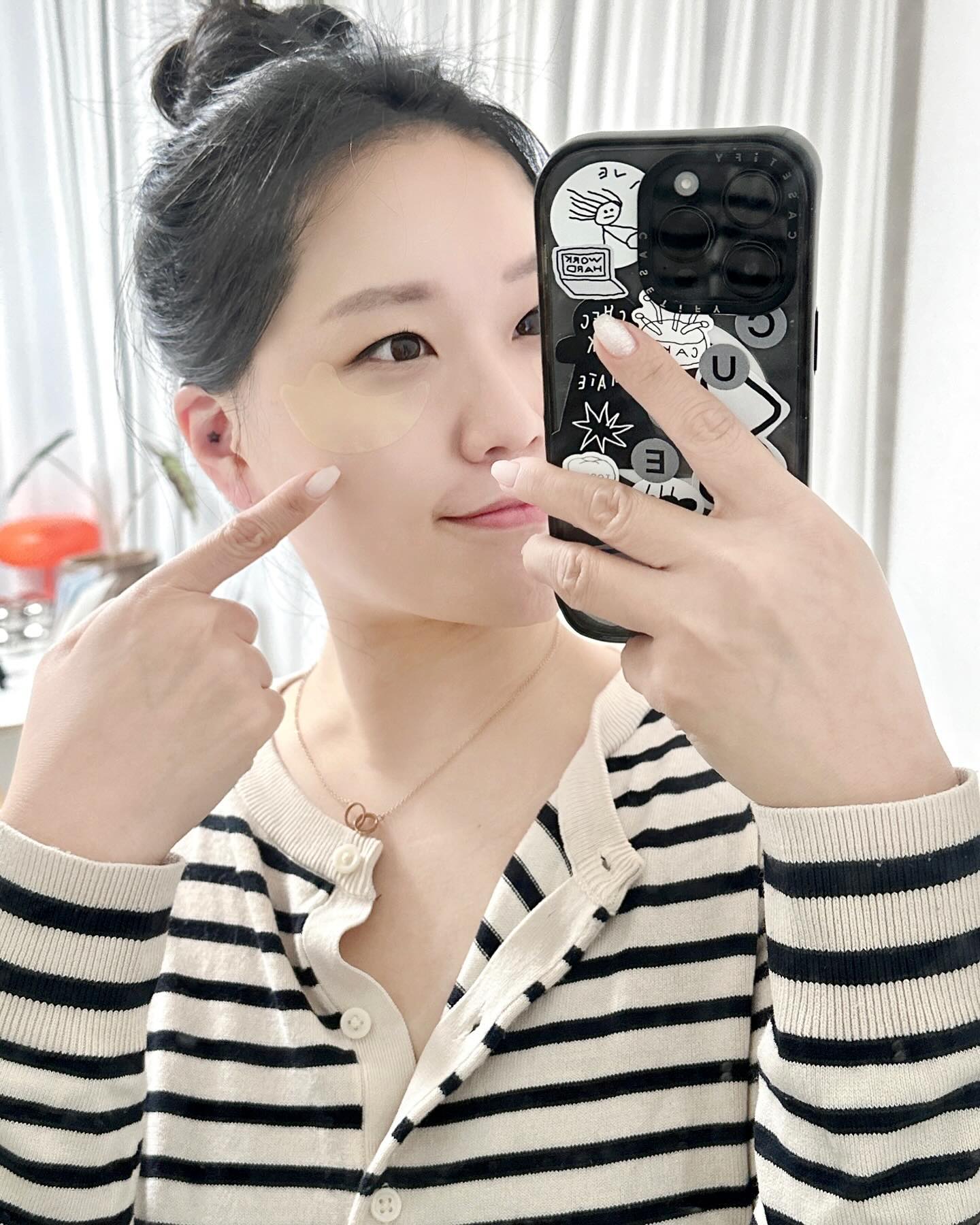#협찬

📌 Snp 베스트셀러 골드콜라겐 퍼펙션 아이패치 
12월 올영세일에서 할인중 

🙋🏻‍♀️ 저만 그런거 아니죠?

히터 빵빵하게 틀어 놓은 실내에 있다보면 피부 쫙쫙 갈라지는 소리가 들려요 들려. 특히, 얇은 피부인 눈가는 주름이 어찌나 깊어지는지…

예전에 아이패치 사용해보고, 너무 좋았던 기억이 있어서 12월 올영세일 할인 소식과 함께 Snp 베스트셀러 골드콜라겐 퍼펙션 아이패치 추천 드려볼까해요.

🏷️ snp.korea 

리뉴얼 되면서 더욱 얇아진 하이드로겔 패치 덕분에 굴곡진 얼굴 부위 눈가, 입가 어디에도 완벽하게 밀착 가능해요!

아침에는 세안후, 기초 케어 후에 Snp 콜라겐 아이패치 붙이고 헤어 드라이 하는데 찰떡 같이 붙어 있어서 너무 편한거 있죠~

피부 저자극 테스트 완료로 민감한 피부이신 분들도 안심하고 사용해보세요!

그리고 패치 한 장에는 초저분자 콜라겐이 함유되어 있어,  한층 더 탄력있는 피부로 눈가, 팔자주름, 이마, 미간 등 원하는 부위에 집중 케어 가능하다는 점!

특히, 24K 골드가 피부에 스며들어 광채나고 윤기있는 피부결을 완성해 주니까 올영세일 할인 기간에 득템 기회 놓치지 마세요🙋🏻‍♀️💕

| 주름개선/ 미백 이중 기능성
| 주름개선/ 다크서클 / 기미완화 임상 완료 
| 1.2g(0.04oz) x 60매

.
.
#협찬 #Snp #올리브영 #올리브영아이패치 #올리브영패치 #올리브영추천 #올리브영추천템 #올영세일 #올리브영세일 #골드콜라겐 #아이패치 #아이패치추천 #콜라겐아이패치 #탄력패치 #다크서클 #주름개선 #주름관리 #팔자주름 #눈가주름 #눈밑주름 #기미잡티 #주름패치 #슬로에이징 #콜라겐패치 #안티에이징 #탄력케어 #뷰티블로거