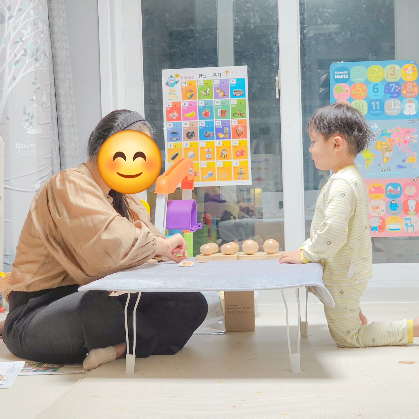 생후 47개월 라온이 키즈에이원 몬테소리 수업 중 🌈 
확실히 전문 선생님의 도움을 받으니
엄마표로는 상상하지도 못했던 
다양한 활동들로 연계되면서
유아교구 활동의 범위가 확대되더라고요 ❤️

교구를 직접 조작하고 탐구해 보면서 
실제 만져지는 세상에 대한 
인지발달 경험을 쌓을 수 있으니 
책유아와는 또 다른 묘미 🎶 

특히 현재 수강 중인 키즈에이원 선생님은 워킹맘으로서 영사+ 수업까지 하고 계신 선배맘이라
몬테소리 수업뿐아니라 
양육이 관한 조언도 아낌없이 주셔서
정말 큰 도움 받고 있는 중이에요 😊 
키즈에이원 교구 하나하나 너무 고퀄리티,
또 선생님 풀까지 정말 좋은 듯요 💕 

#키즈에이원 #몬테소리 #아기교구 #유아교구 #몬테소리수업 #인지발달 #몬테소리선생님