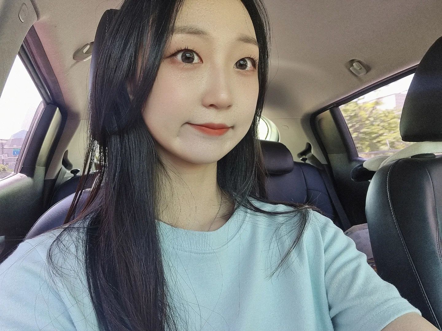 #광고 💁‍♀️얇고 파스스한 내 머리 살려준 꿀템!!!
※ 마지막 사진 사용전 머리.. 주의......

⭐미용실에서도 어려워 한다는 얇고 힘 없는 머리카락 가지고 있는 사람..✋
심지어 염색에 펌도 했었어서 극 파슬 머리가 되었......
우연히 받아본 광고템인데 찐 만족한 아이 소개해드릴게요!!

#아윤채트리트먼트 는 씻어내지 않는 #노워시트리트먼트 입니다.
👉모발 탄력을 케어하는 석류추출물, 동백나무 꽃과 잎 추출물 함유
👉모발 보습을 케어하는 다마스크장미꽃 추출물 함유
👉열 손상방지 특허적용 제형으로 열로부터 모발을 보호해준다고 합니다
(어쩐지 고데기 하니까 머릿결이 더 좋아보이드라..)

생크림 같은 쫀쫀한 제형이라 머리에 챡 달라붙는게 느낌이 좋더라구요ㅎㅎ
머리에 발라도 되는건가 의구심이 들면서 일단 바르고 흡수를 시켰는데
이게 무슨!!! 기존 사용하던 트리트먼트를 해도 엉키던 머리가 엉킴없이 샥샥 빗겨지는것이 아닌가!! (심지어 제품 사용해본다고 씻는 트리트먼트 안함)
며칠 써봤는데 찰랑찰랑하니 너~~~~~~무 좋아유~
향도 플로럴향이라 거부감 없이 사용하실 수 있답니다!!
.
.
ayunche_official #15그램 #15그램뷰티 #15그래머 #아윤채 #에어리베일 #에어리베일리브인폼 #손상모퀵케어 #생크림트리트먼트 #헤어트리트먼트 #손상모케어 #염색모케어 #얇은모발케어