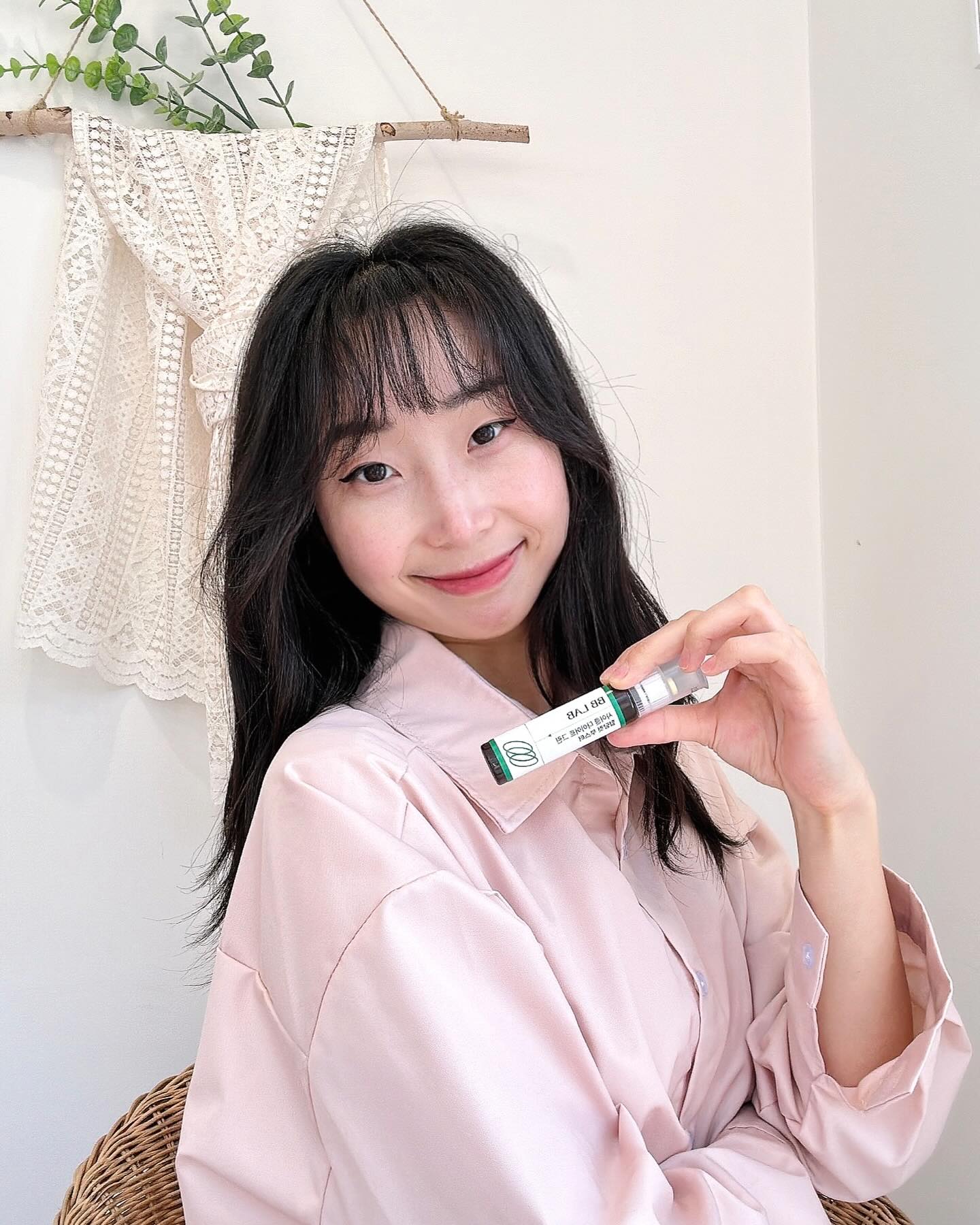 #광고
3월 25일에 올리브영에 단독 런칭하는 #뉴트리원 #비비랩 #사이클다이어트그린혈당컷부스터 사전 체험 혜택으로 먼저 만나봤어요🤍

요즘 혈당관리에 신경을 써야겠다 생각하고 있었는데 사이클 다이어트 그린 혈당컷 부스터는 체지방 감소와 혈당 관리까지 한번에 해주니까 좋더라구용

풋사과 추출물인 애플페논 600mg이 들어있어서 복부내장지방 면적 감소에도 도움을 줄 수 있고 혈당관리에 도움을 줄 수 있는 바나바잎 추출물 코로솔산이 다량 함유되어있어서 마음에 들었답니다 :)

물없이도 간편하게 먹을 수 있어서 가지고 다니면서 챙겨 먹으니 좋더라구요

식약처 인증 건강기능식품이라 믿을 수 있고 비타민 미네랄 7종도 함유되어있어서 건강한 다이어트 해보려구요😉

📍3월 25일 오후 8시 올리브영 라이브에서 최대 혜택을 준다고하니 놓치지마세요✨

bblab_official
#BBLAB #혈당다이어트 #건강한다이어트 #체지방관리 #내장지방빼는법 #뱃살관리 #체지방다이어트 #애플페논다이어트