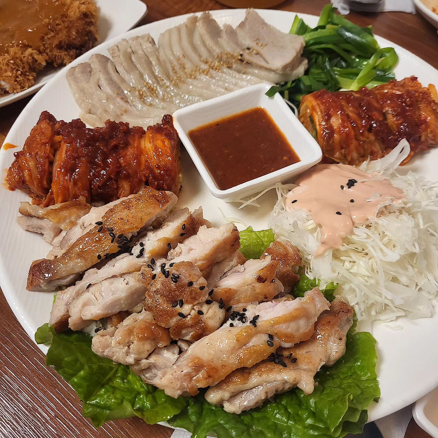 #2024갓생살기

대구 수성시장 맛집 #벼락집 다녀왔어요.
푸짐하고 맛있는 안주덕에 단골손님이 많은 곳이에요.
새로 출시한 가브리쌈닭 먹고 왔는데, 서비스로 나온 돈까스에 비빔냉면에 콩나물국에 ㅎㅎ 진짜 배부르게 먹고 왔어요.

😊주문메뉴
가브리쌈닭
오징어불고기

😊벼락집
주소: 대구 수성구 들안로 54길 23
영업: 11시 30분 ~ 22시
BT: 14시20분 ~ 16시
전화: 0507-1377-0848
기타: 포장 가능, 김치 판매

#대구맛집 #대구수성시장술집 #대구수성시장맛집 #수성동술집 #수성동맛집 #벼락집 #대구벼락집 #수성시장역맛집 #수성시장역술집 #대구가브리보쌈 #대구오징어볶음 #먹팔 #먹스타그램 #맛스타그램