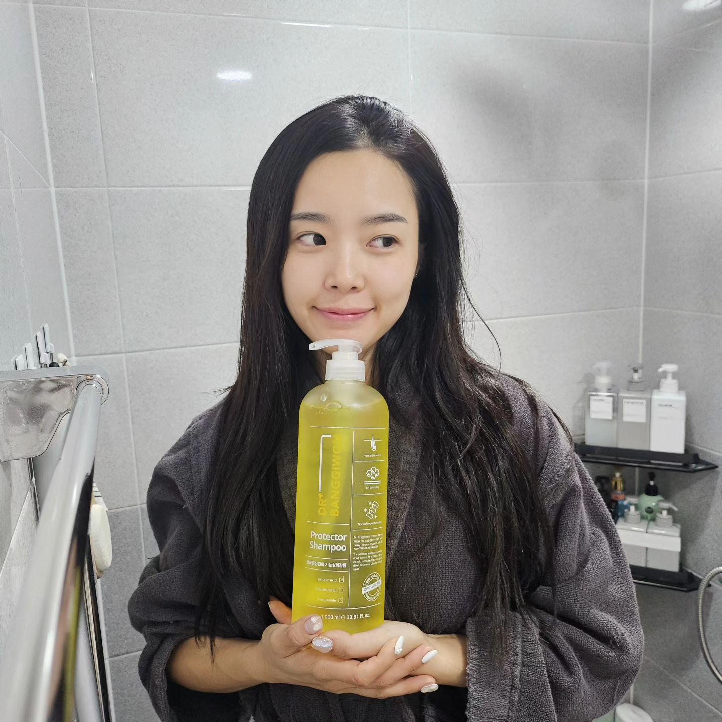 #협찬

갈수록 힘이 없어지는 모근은
잦은 드라이 때문일까
시술 때문일까
질끈 묶는 습관 때문일까
머리를 베고 자는 구찌 때문일까
아니면....
나이 때문일까 #애써외면

3주 전 염색하고
한 주 지나 매직펌까지 하니
머릿결은 결대로 상하고 
염색 컬러도 잘 빠지는 것 같고....
이 모든 것도 중요하지만
나한테만큼은 자랑인 내 머리숱!
절대 지켜야 하기에
저는 #닥터방기원 샴푸를 쓴다구요🧴

닥터방기원 산성 샴푸는 
화학 시술 및 외부 환경으로 
알칼리화 되어 무너진 두피와 모발의 👉🏻 pH 밸런스를 잡아주는 프리미엄 샴푸!
👉🏻 모발 보호나 복구효과가 짱짱해서
👉🏻 펌이나 염색 등의 지속력을
향상 시켜주는
집에서 하는 홈 살롱 케어 제품이에요👍🏻

👉🏻 케라틴, 단백질 등 모발 영양성분이 풍부해 건강한 두피와 손상모 케어에 효과적이고
👉🏻 8종 복합 히알루론산 처방으로
건조해진 두피와 모발에도 수분 충전💦
👉🏻 영상에도 있지만 탈모 샴푼데도 거품도 잘 나고 말리고 나서도 푸석함 없이 촉촉했어요 💓

#닥터방기원 #산성샴푸 #미용실샴푸 #살롱샴푸 #탈모샴푸