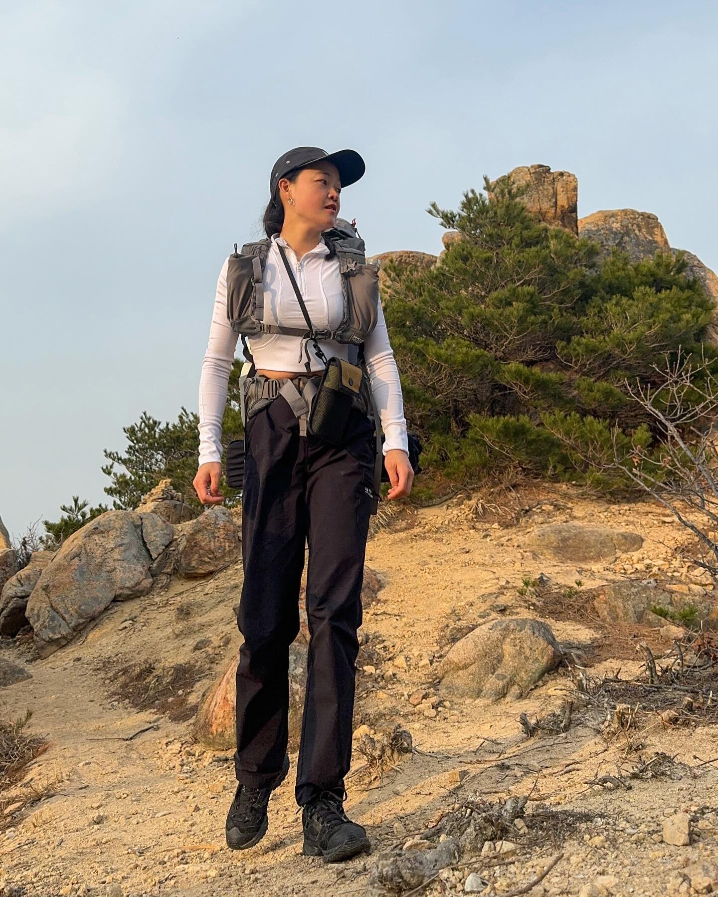 🏕 오늘의 박지🏕 

운봉산 (285m)

🔥최단코스 운봉산 숲길 - 거북바위 - 원점 회귀

🚗네비게이션 - 강원 고성군 떡바우골길 93 
숲길 입구에 세대정도 주차가능

👌🏻 운봉산은 강원도 고성군 토성면 운봉리와 학야리에 
위치한 산인데 화산폭발로 생겨난 운봉산은 주상절리가 
넓게 발달해 거북바위 병풍바위 말안장바위 등으로 
불리는 기암괴석이 곳곳에 분포해 산이 돌을 모았다는 
전설을 뒷받침한다고 해요.

금강산이 되려고 돌을 모아 봉을 만들고 있었는데 
이미 고성에서 금강산이 생겼다는 소식에
억울해 울자 운봉산이되었다고 전해지더라구요??
다른설은 옛날 부지런한 장사가 금강산의 장사와 
집짓기 시합을 하던 중 금강산 장사가 집을 완성했다는 
거짓 소문에 3일 동안 울면서 통곡하며 그 동안 
지은 돌성을 무너뜨렸는데, 이때 지었던 돌성의 높이가 
구름 위까지 올라갔다고 하여 운봉산이라는 설도~😂

저는 2코스 운봉산 숲길로 150미터 올라 거북바위에
자리 잡았는데 옆에서 보면 🐢 아래서 보면 🦈
신기 신기😍 텐트 한동정도 피칭할 수 있는 장소
일몰도 풍경도 얼마 걷지도 않아 행복했고
요즘 피곤이 넘 몰려서 일찍 잠들어버렸어요.

#미오케이👌🏻 #고성 #운봉산 #백패킹 #백패커
#등산 #등산스타그램 #hikemore #backpacker