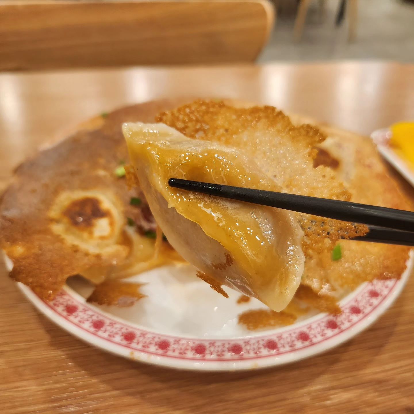 미슐랭 만두 맛집 구복만두🥰
중식만두 좋아하시는 분들 달리세용~
쟈니덤플링도 맛있지만 구복만두에는 김치만두가 있다는 점!!
맛있긴한데 중식만두는 느끼해서 뭔가 손이 안간다 하셨던 분들 김치만두 강추입니당🥲
암튼 다 맛있어...

중식만두 좋아???