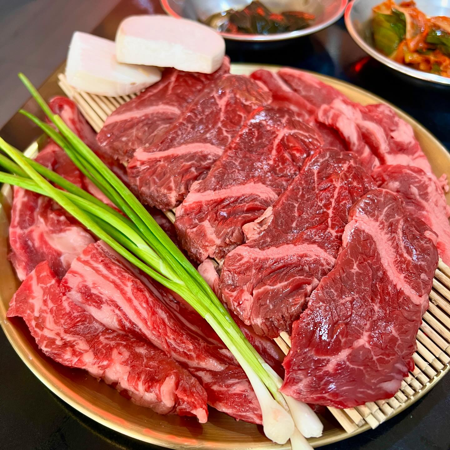 #협찬 #소오산

당일 직접 정선한 소갈비를 선보이는
오산 고기 맛집 ’소오산‘을 소개합니다👐
오산대역, 물향기수목원이 가까워서
데이트코스, 회식장소, 모임장소로도 딱이에요❗️

고기러버 여니쓰는 소오산B세트를 주문했답니닷😋
토시살, 갈비살, 황제갈비가 푸짐하게!
고기 퀄리티가 엄청나죠?!
보자마자 신선함이 느껴졌어요❣️
토시살, 갈비살, 황제갈비 다 너무 맛있었지만
여니쓰 원픽은 바로 황제갈비🔥🔥
입에서 살살 녹고 육즙이 미쳤어요!

고기가 워낙 맛있어서 소금만 찍어서 먹어도 맛있지만
다양한 밑반찬과 조합해서 먹는 재미도 있었어요!
특히 파김치와 명이나물이 고기와 아주 찰떡이었답니다👍

세트 메뉴 주문하시면 해장국과 계란찜이 서비스✨
건더기 가득 해장국은 국물 한입 먹자마자
전날의 숙취가 싹 내려가더라구요🔥
찐~한 국물에 고기도 가득해서 밥 2공기 쌉가능
고기 맛집인줄 알았는데 해장국까지 맛집이었던!
보들보들 계란찜까지 야무지게 먹었답니다👏

사장님도 친절하시고 고기 퀄리티, 밑반찬까지
너무 만족스러웠던 ’소오산‘ 재방문각이에요🩵

📍소오산
경기 오산시 내삼미로79번길 26, 107-108호
영업시간 : 월 ~ 금요일 16시 30분 - 01시
토요일 12시 - 01시
일요일 12시 - 21시 30분
전화번호 : 0507-1375-4033

🏷️ 주문 메뉴
소오산 B세트 (45.0)

#오산맛집 #오산맛집 #오산소고기 #오산대역맛집 #오산고기맛집 #물향기수목원 #물향기수목원맛집 #수청동맛집 #오산고기집 #소오산정육점 #오산시내맛집 #오산대역소갈비 #세교맛집 #세마맛집 #오산해장국맛집 #오산데이트 #오산핫플
