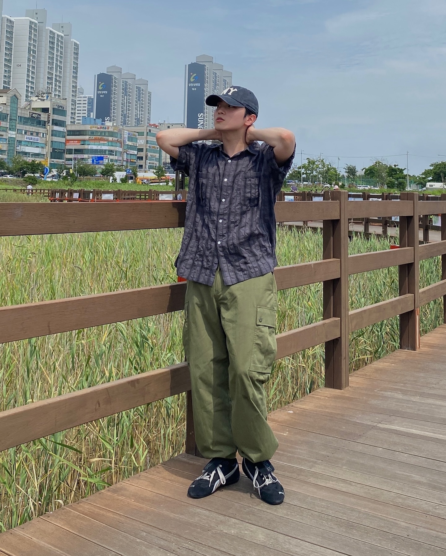 #협찬 🐸안그래도 카고팬츠 찾았는데🐸
kaneitei 에서 utility cargo pants olive drab L 사이즈를 보내주셨습니다🙏

💚 코튼 (65%), 나일론 (35%) 혼방 소재로 찰랑 거리는 원단감이 매력적인 팬츠입니다.

💚 허리 뒤쪽은 밴딩으로 들어가 입기 편했고 밑단에 스트링이 들어가서 원하시는 핏에 맞춰서 입기 좋더라구요👍

💚 와이드한 핏감으로 여름에도 충분히 활용할 만한 팬츠라고 생각합니다✨
.
.
.
#카네이테이 #kaneitei #카고팬츠 #카고팬츠추천